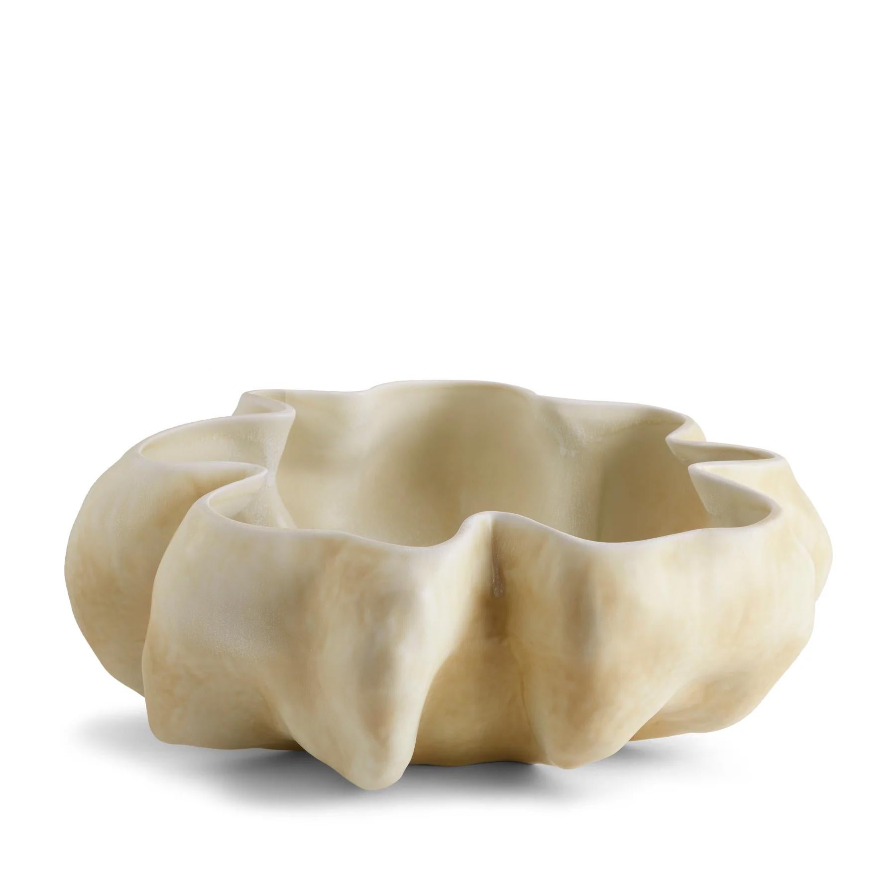 Schale Amy Cream ganz aus Porzellan, handglasiert 
und gemeißelt. Porzellan mit einer mineralischen Cremebeschichtung.