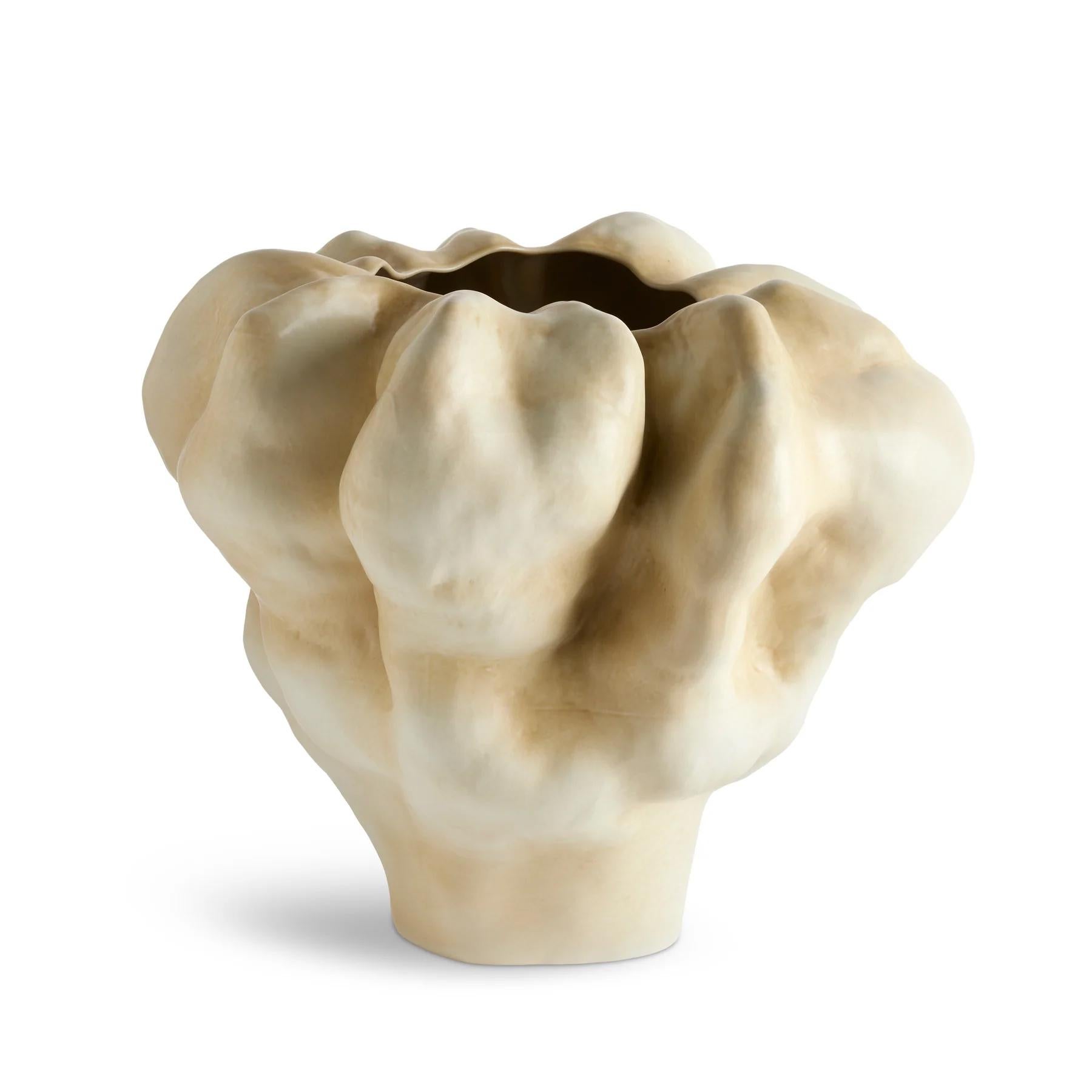 Vaso Amy Cream Medium tutto in porcellana, smaltato a mano 
e scolpito. Porcellana con finitura in crema minerale.