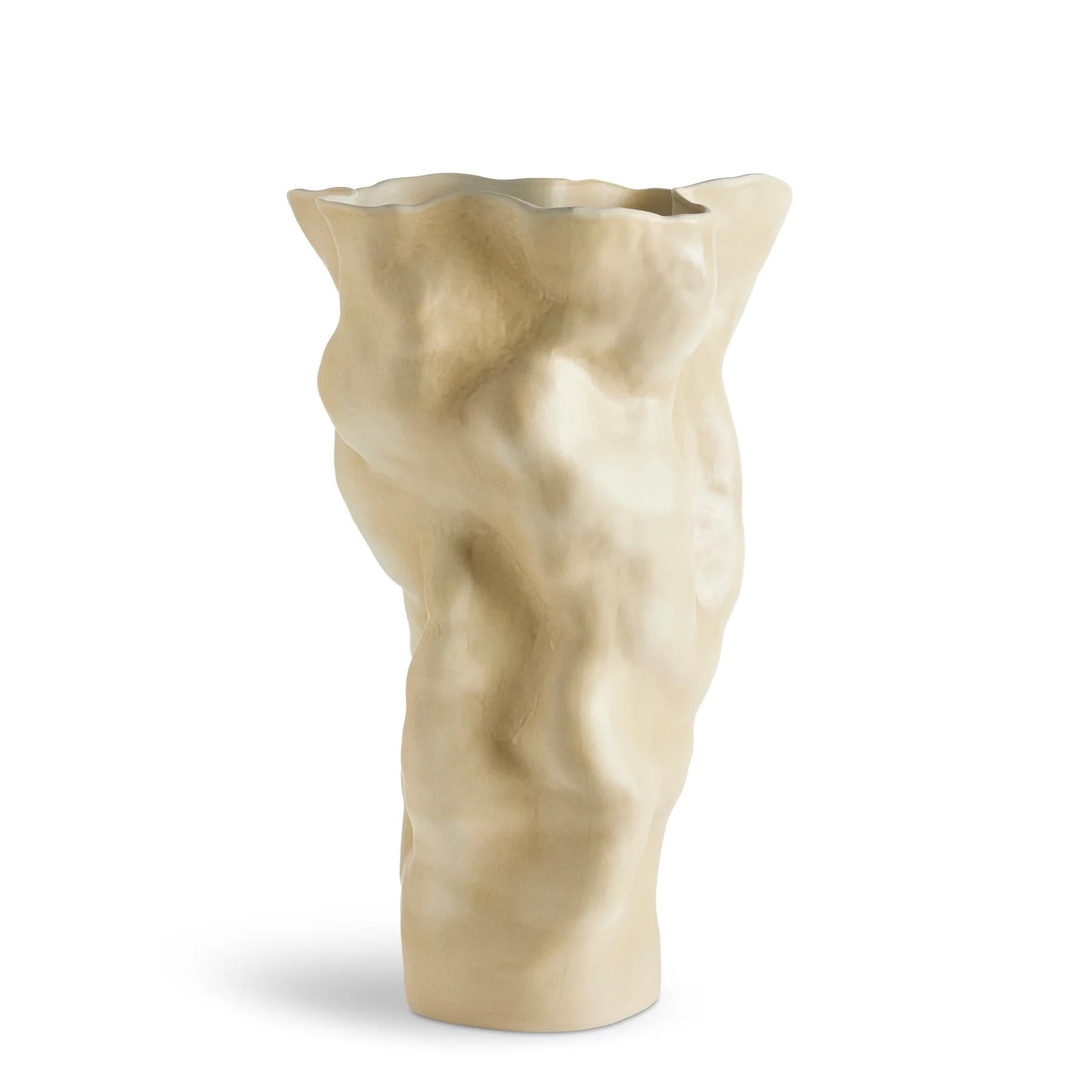 Vaso Amy Cream tutto in porcellana, smaltato a mano 
e scolpito. Porcellana con finitura in crema minerale.