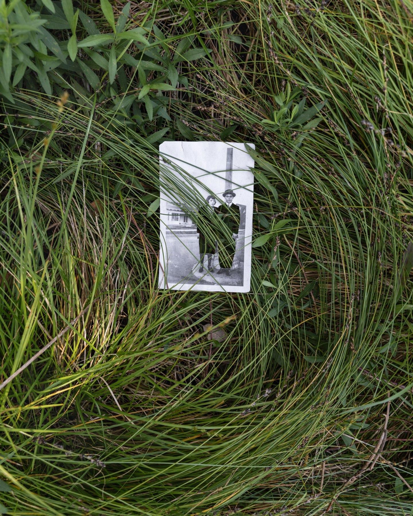 Black and White Photograph di Amy Elkins - Kuruvungna / Santa Monica, Tongva Park (Basket Rush) Fotografia 16 × 20 In