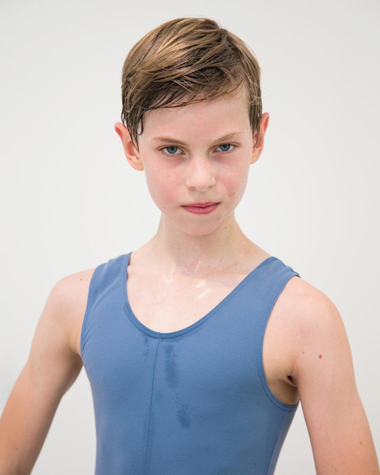 Portrait Photograph Amy Elkins - Lucas, âge de 12 ans, 6e année à l'école de ballet royale danoise, Copenhague, 2012