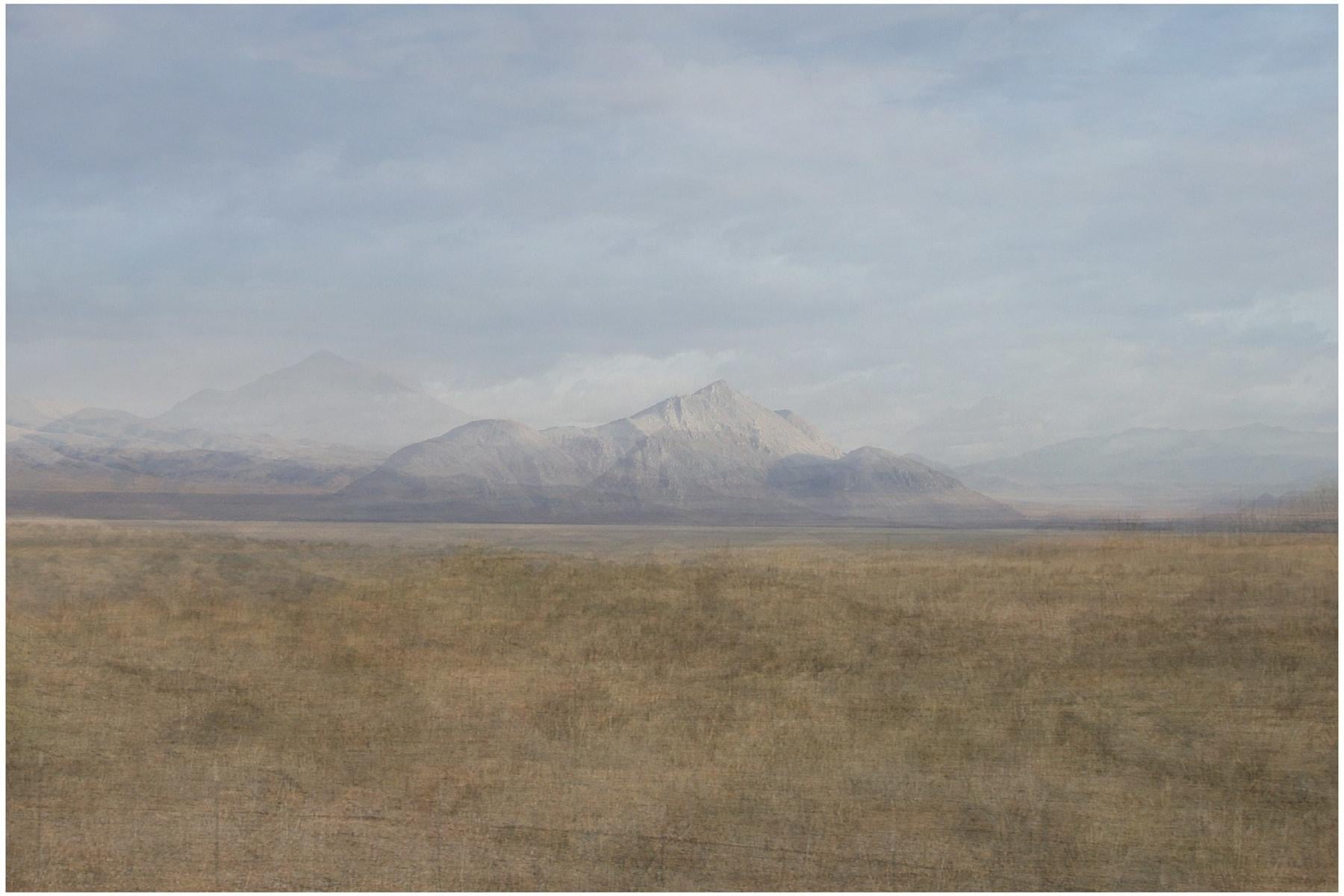 Landscape Print de Amy Elkins - Ocho años de cadena perpetua (Desierto) 30 x 45 pulg., 2009-2016