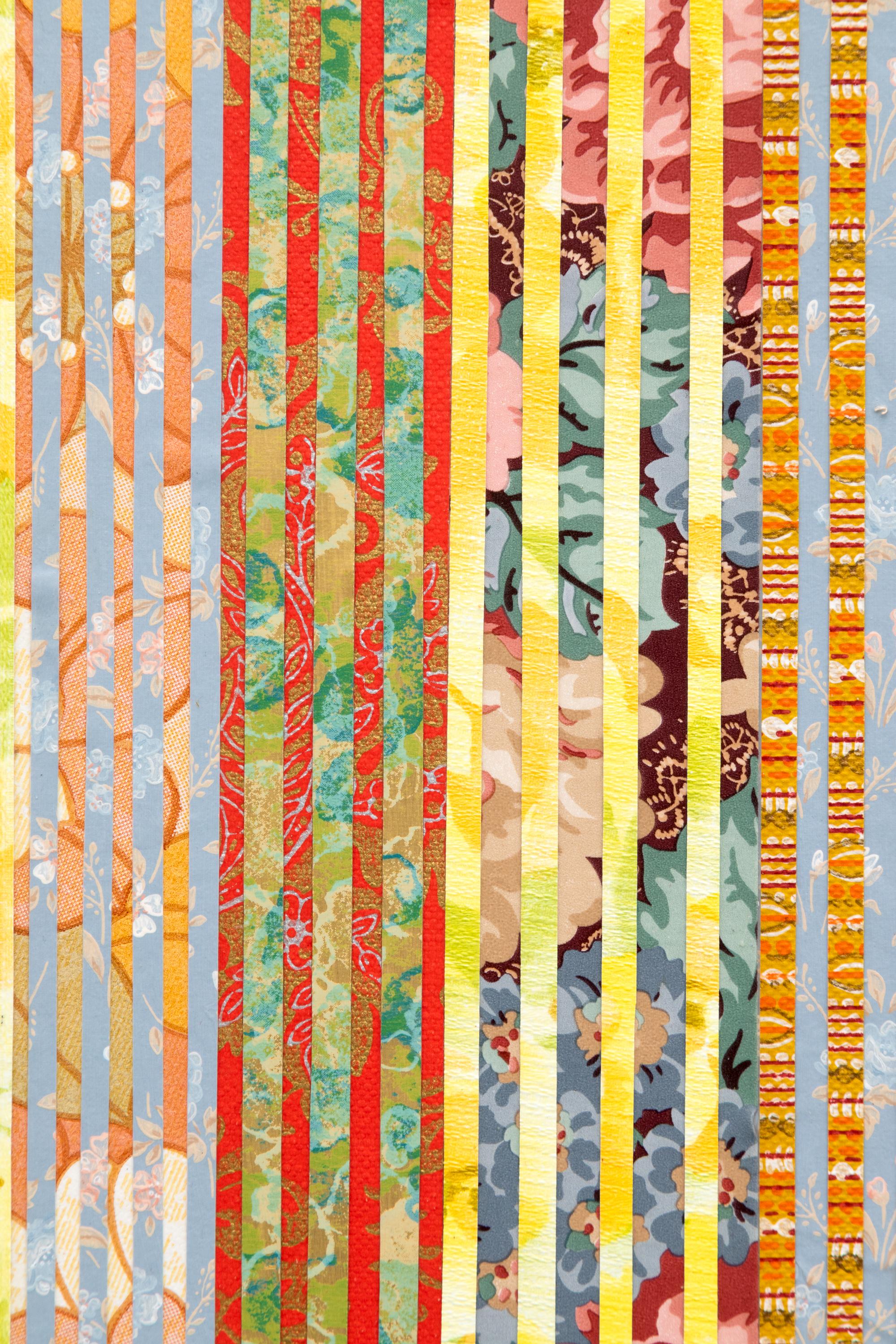 'Astrazione di carta da parati senza titolo #46 (cuboide floreale)' 2025. Il collage di carta da parati trovata su forma di legno, 46,5 x 34,5 x 6 pollici, è una scultura geometrica astratta multicolore con pezzi di carta da parati trovata tagliati