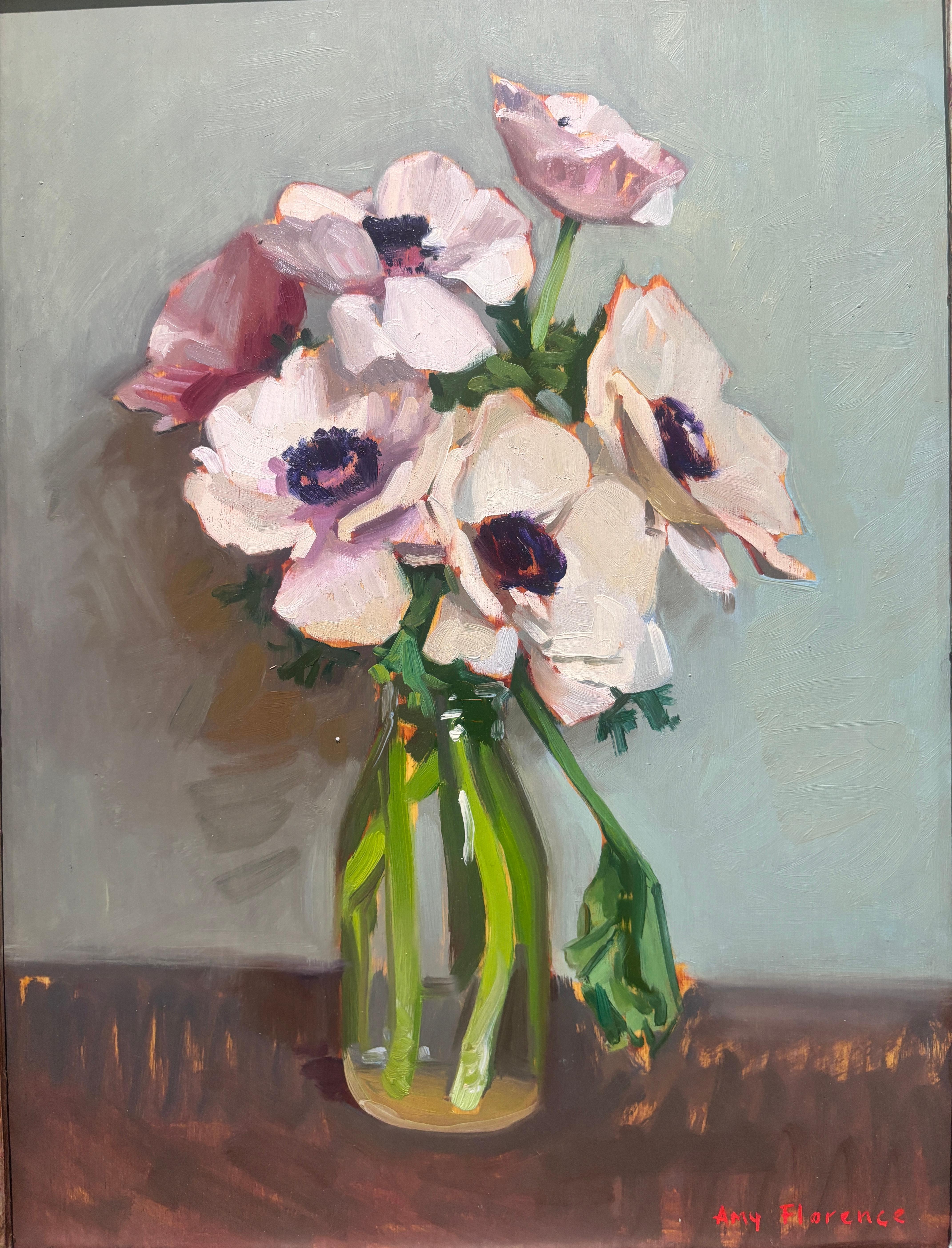 Stillleben "Anemonen", rosa Blumen in Glasvase mit blauem Hintergrund – Painting von Amy Florence