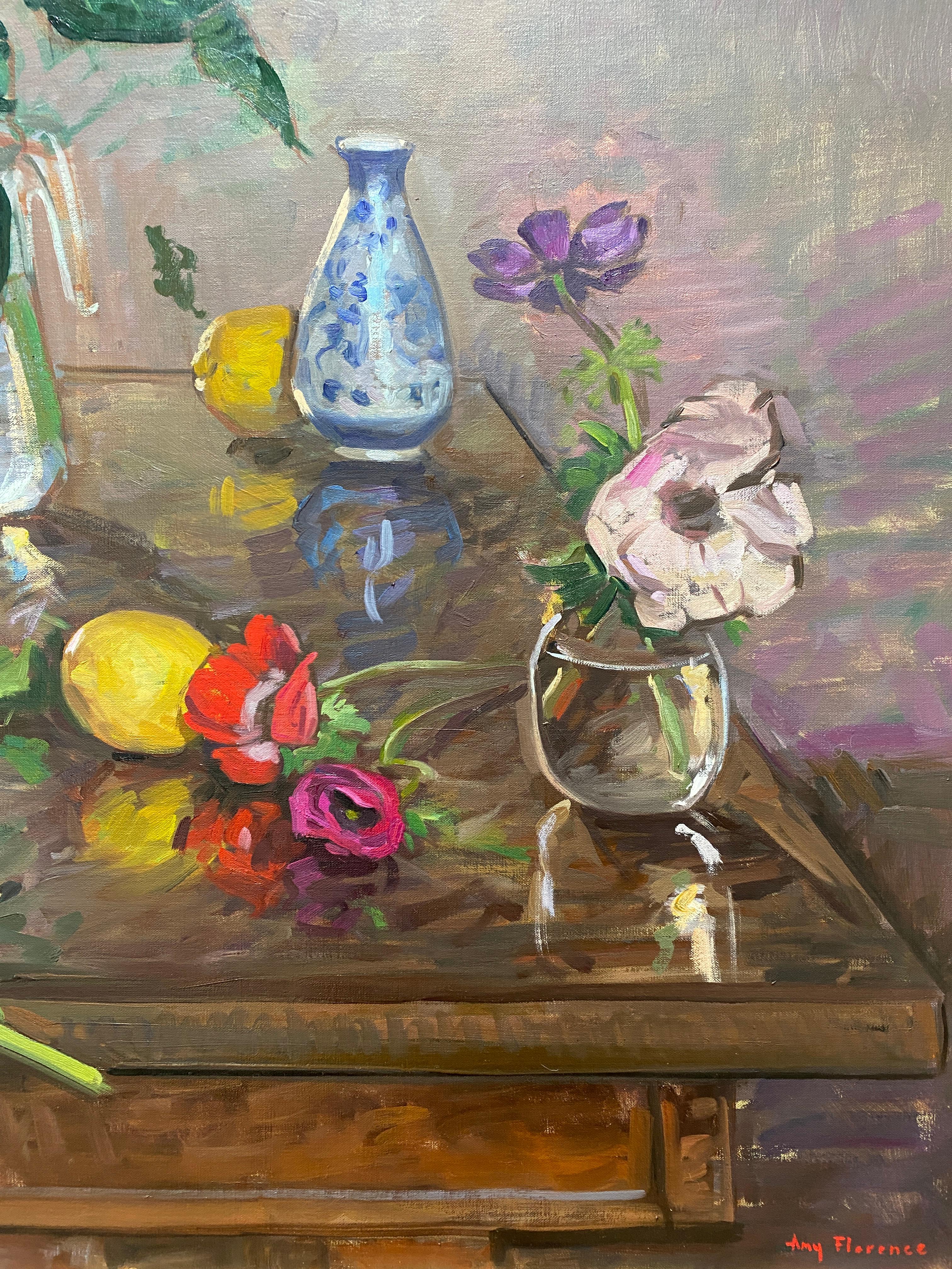 Le tableau ultime d'Amy Florence : une abondance de fleurs fraîchement coupées, de fruits, de vases magnifiques mais rustiques, et la théière bleue. Plus récemment, Florence a créé des natures mortes devant des fenêtres ouvertes. Ici, on voit dans
