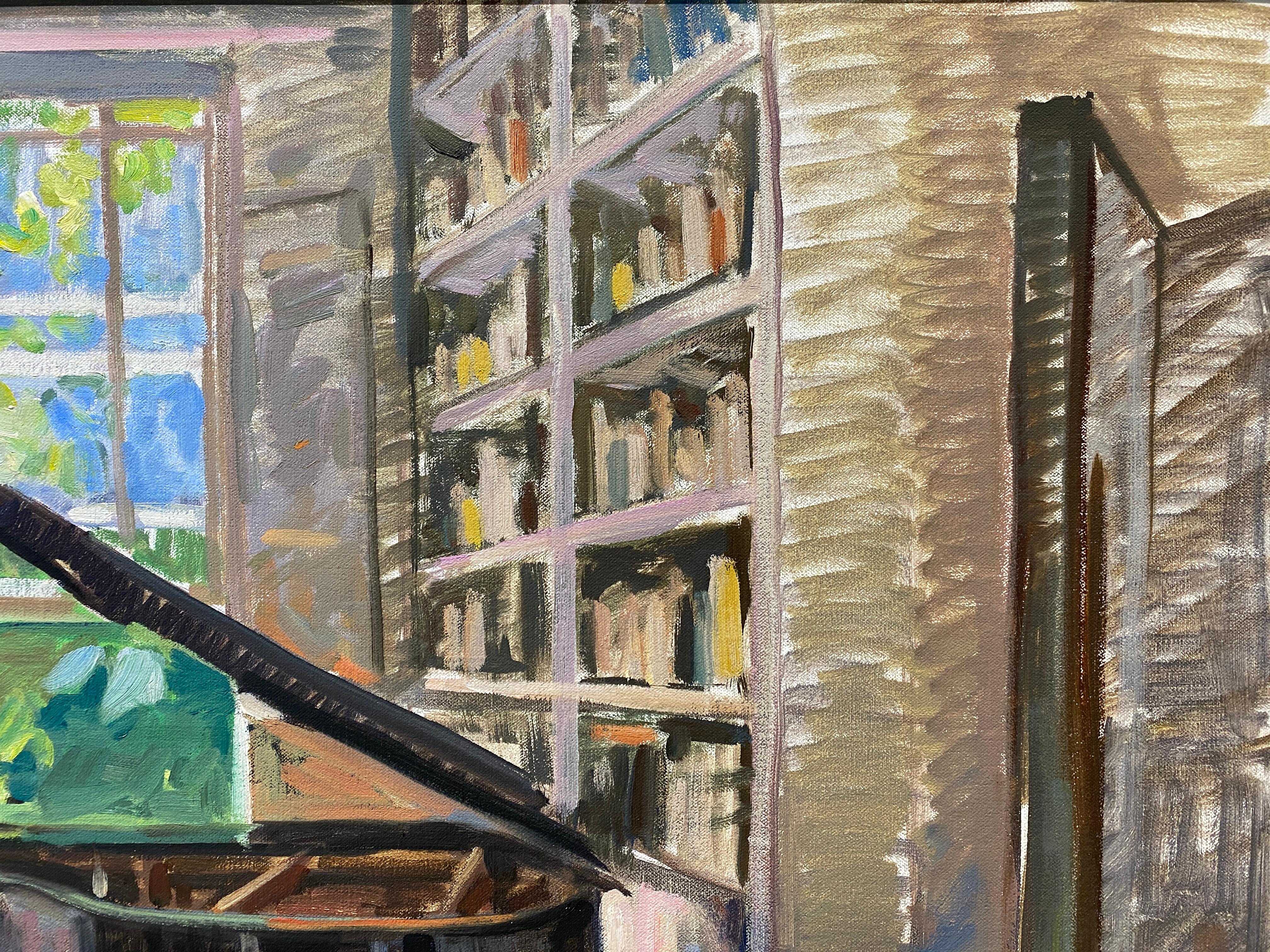 Un óleo de un interior cercano al corazón de la artista; la casa de sus padres. El objeto de atención es el piano de cola negro. Una gran ventana abierta da un tono soleado, permitiendo que entre mucha luz natural en la habitación. Las paredes están