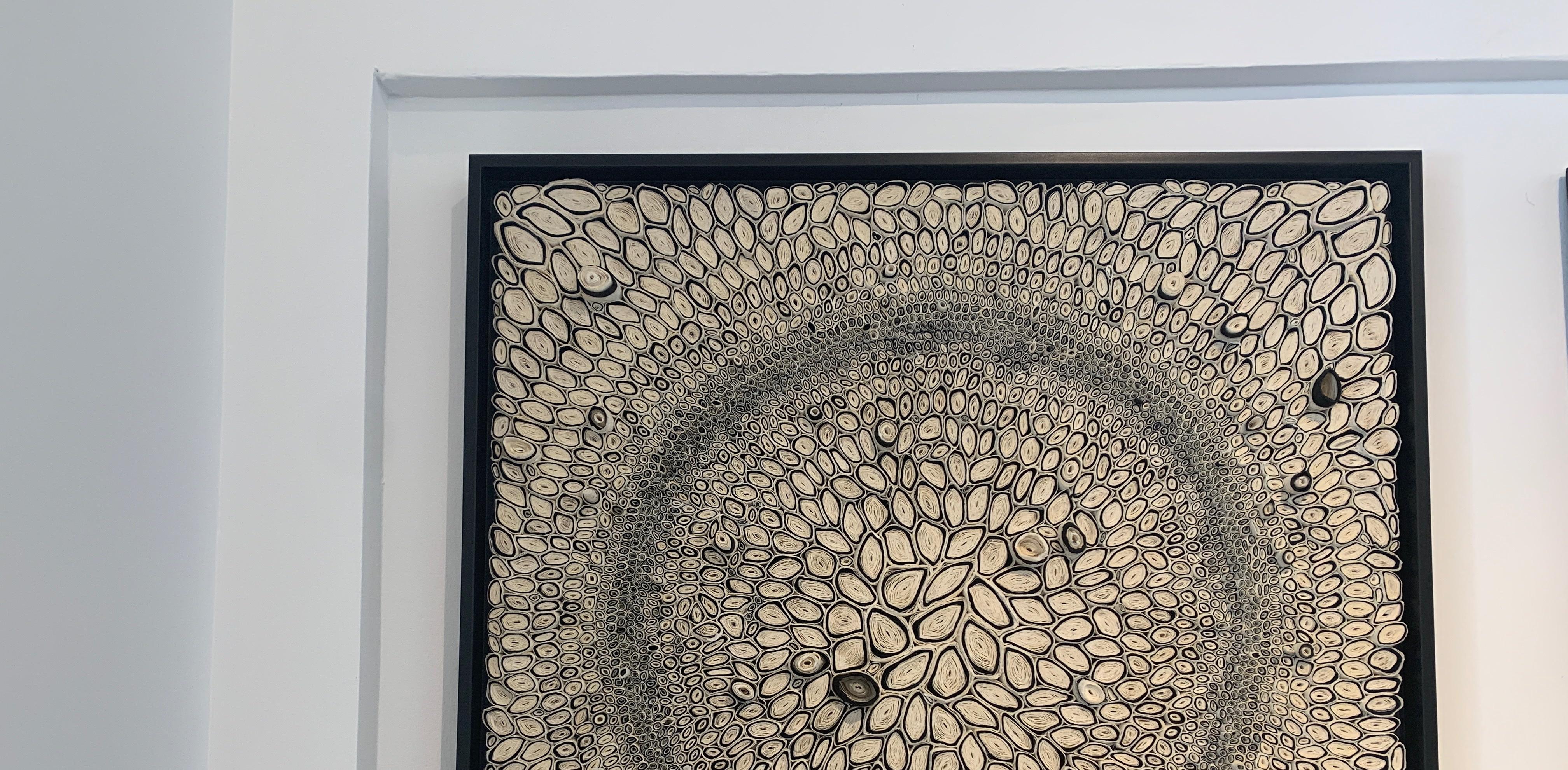 Ces pièces en papier tridimensionnel noir et blanc sont l'œuvre d'Amy Genser. Ces  les pièces murales texturées, uniques en leur genre, incarnent le mouvement et les processus. Elle manipule magistralement le papier - chaque pièce étant coupée,