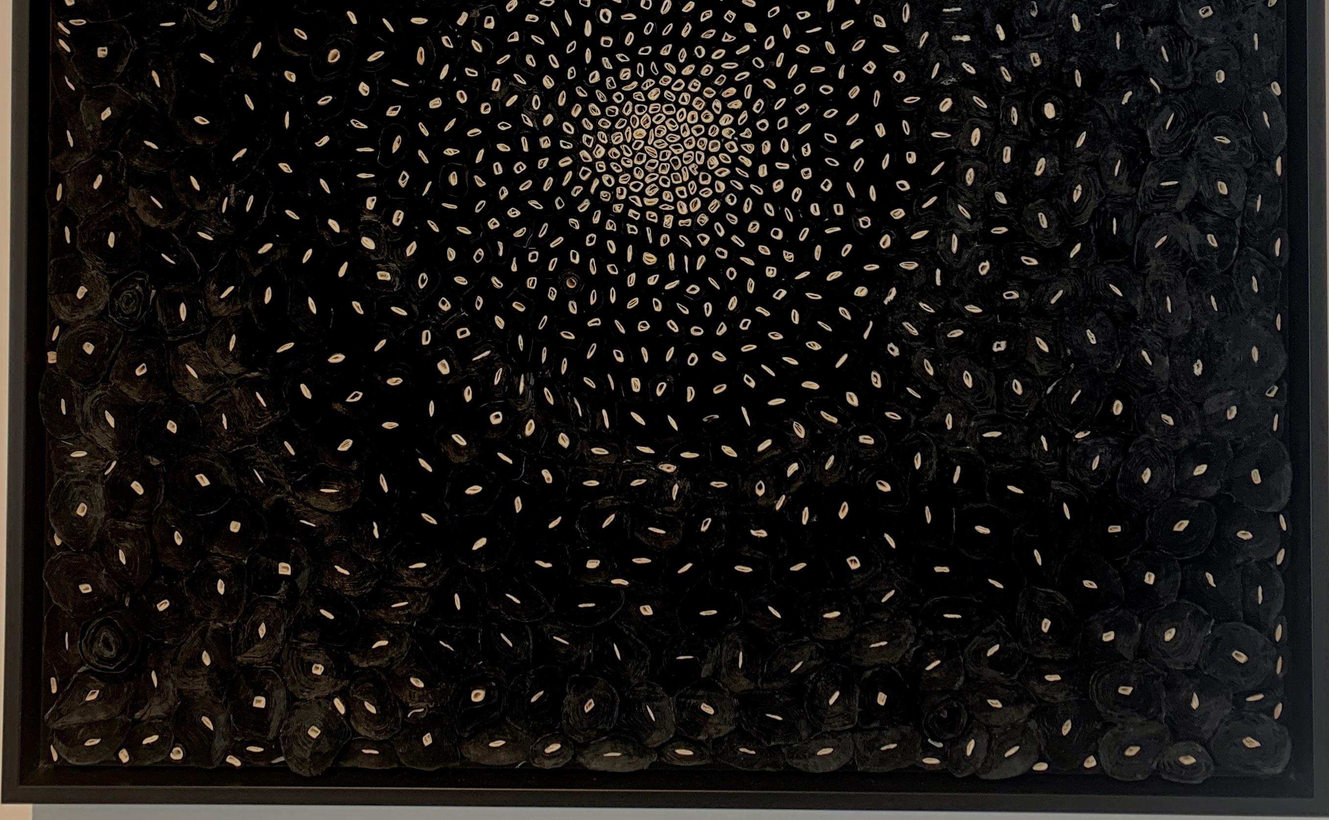 Table carrée noire et blanche n° 15 - Abstrait Mixed Media Art par Amy Genser