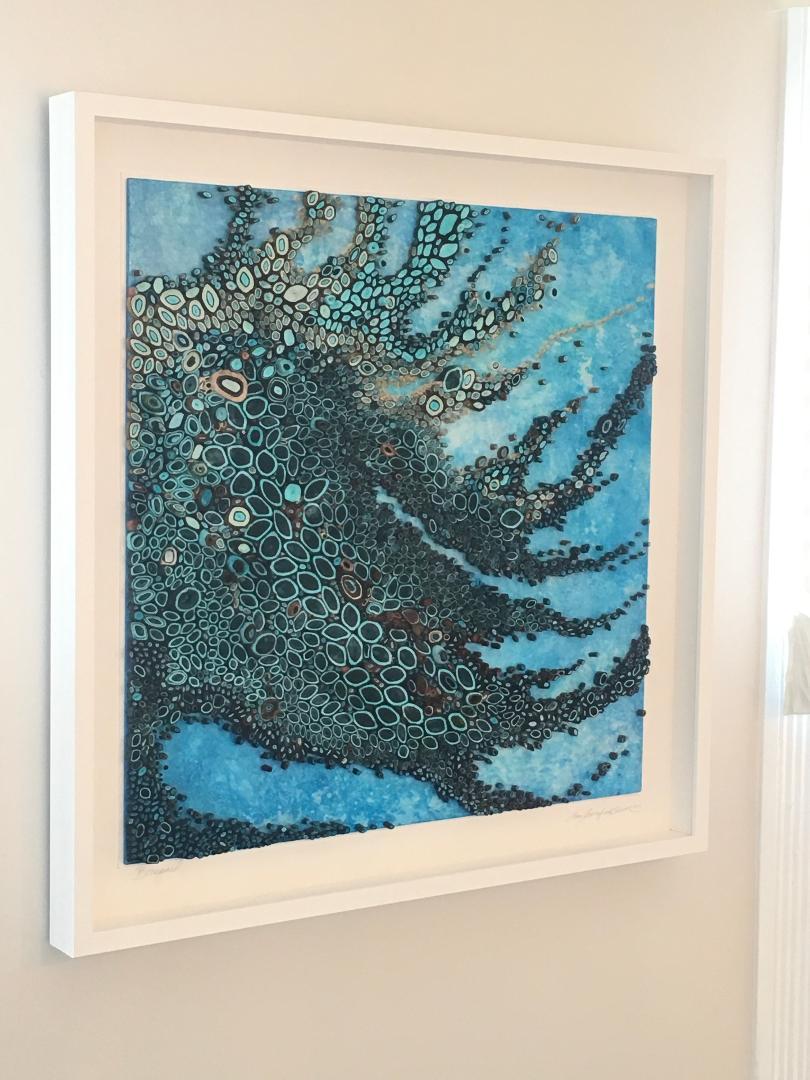 Amy Genser, Boneyard, papier roulé et acrylique sur carton, 23,5 x 23,5 x 1,5 shadowbox encadré à 29 x 29  x 2.  Œuvre d'art en forme de paysage aquatique, encadrée.

Amy Genser réalise des paysages marins dimensionnels en papier. Ces pièces murales