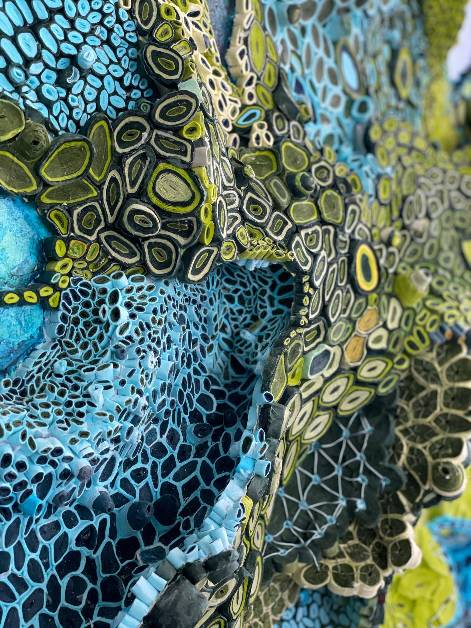 L'artiste multimédia Amy Genser réalise des collages de papier dimensionnels. Ces pièces murales colorées et texturées, uniques en leur genre, incarnent le mouvement et les processus. Elle manipule magistralement le papier - chaque pièce étant