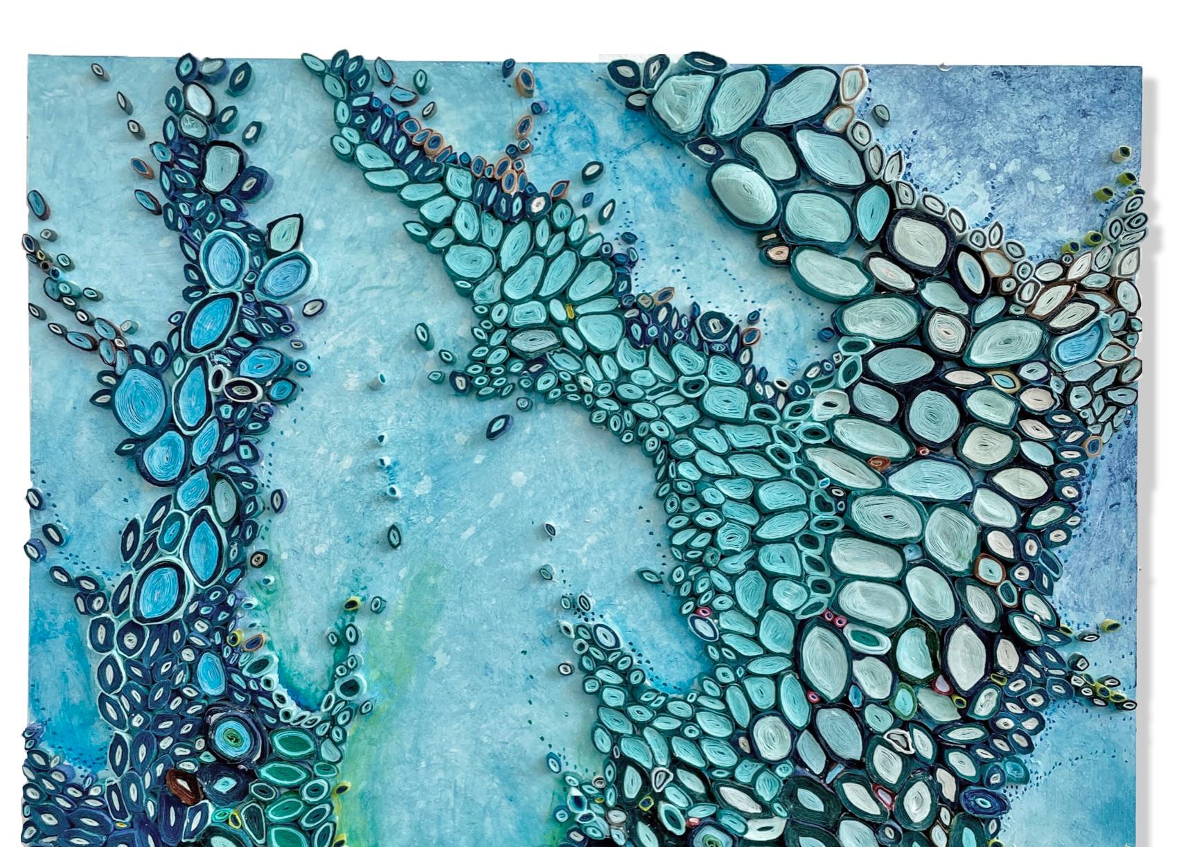 L'artiste multimédia Amy Genser réalise des collages en papier. Ces pièces murales colorées et texturées, uniques en leur genre, incarnent le mouvement et les processus. Elle manipule magistralement le papier - chaque pièce étant coupée, roulée et