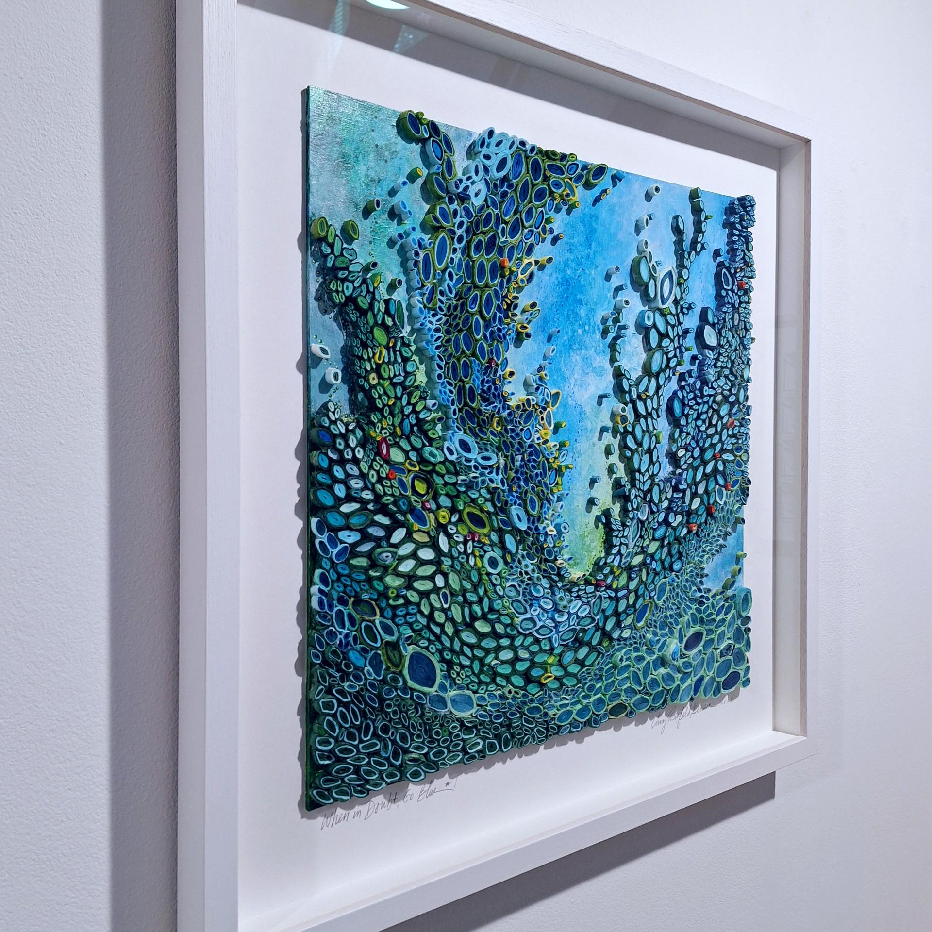 When in Doubt Go Blue #1 è una scultura moderna contemporanea di medie dimensioni realizzata dall'artista statunitense Amy Genser. Il rilievo è composto da centinaia di elementi di carta di riso meticolosamente arrotolati a mano e montati con cura