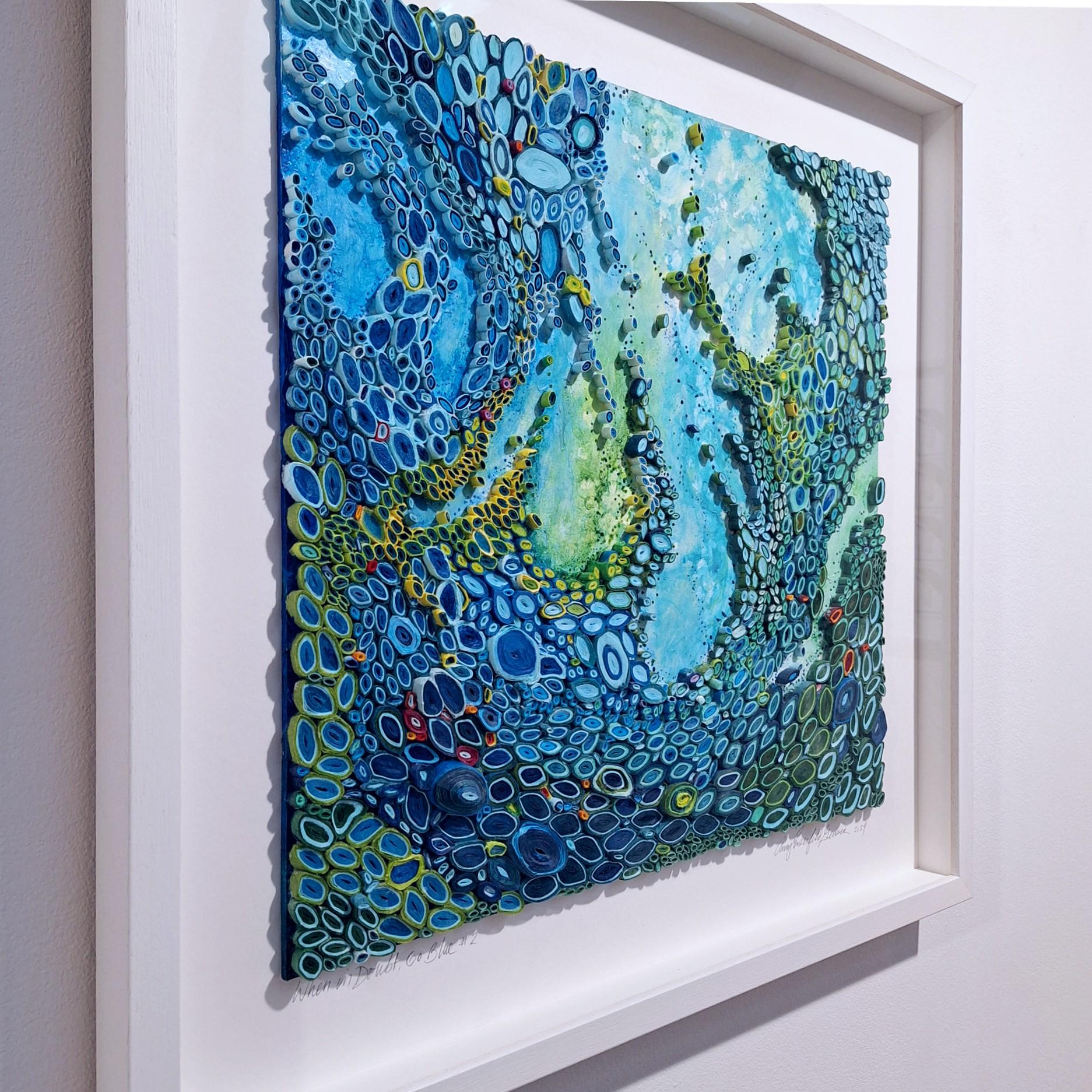 When in Doubt Go Blue #2 è una scultura moderna contemporanea di medie dimensioni realizzata dall'artista statunitense Amy Genser. Il rilievo è composto da centinaia di elementi di carta di riso meticolosamente arrotolati a mano e montati con cura