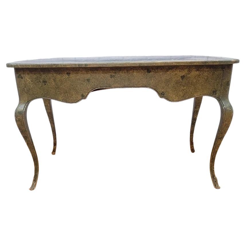 Bureau à 3 tiroirs décoré à la peinture française ancienne de la Collectional Howard

La Collection Howard est une ligne de meubles haut de gamme et de haute couture créée il y a plus de vingt-cinq ans pour réaliser le rêve de fabriquer des meubles