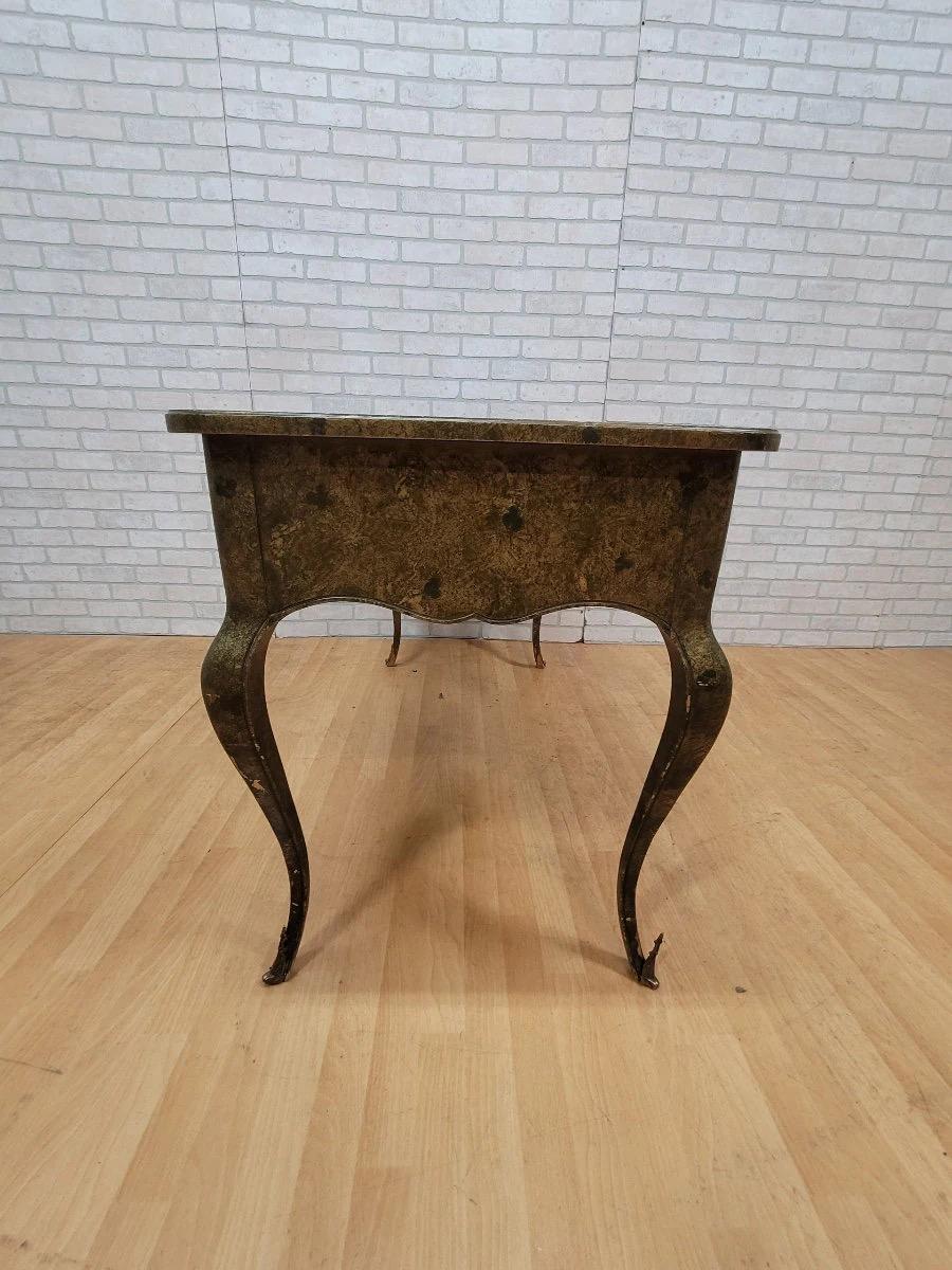 Américain Bureau provincial français ancien décoré à 3 tiroirs Amy Howard Collection en vente