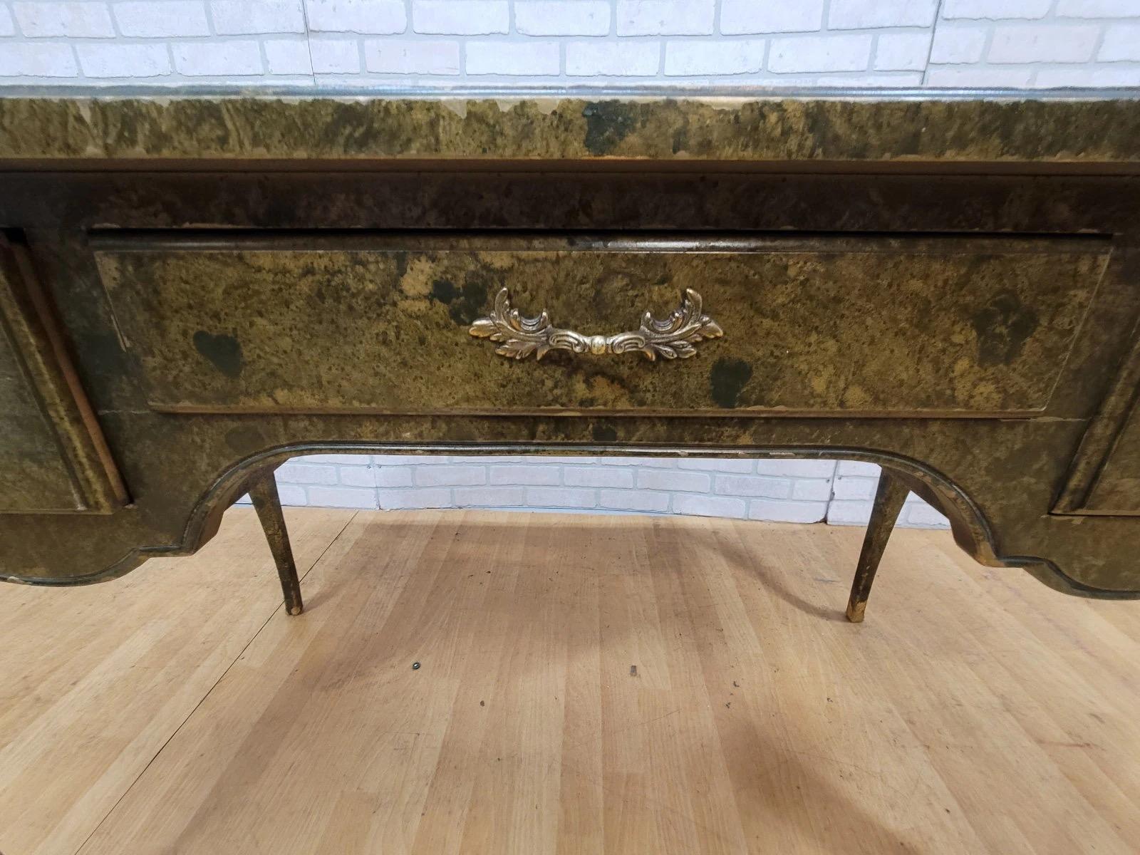 20ième siècle Bureau provincial français ancien décoré à 3 tiroirs Amy Howard Collection en vente