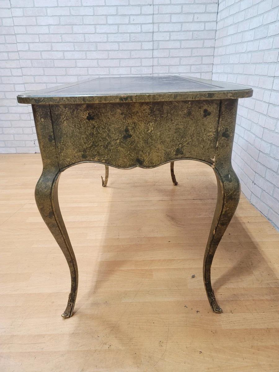 Cuir Bureau provincial français ancien décoré à 3 tiroirs Amy Howard Collection en vente