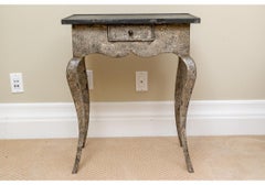 Tavolino in stile country francese decorato con vernice della collezione Amy Howard