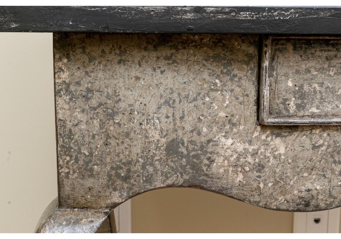 Amy Howard Kollektion Bemalter Beistelltisch im französischen Stil im Landhausstil, bemalt (Holz) im Angebot