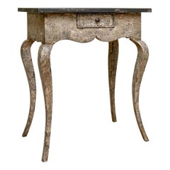 Tavolino in stile country francese decorato con vernice della collezione Amy Howard