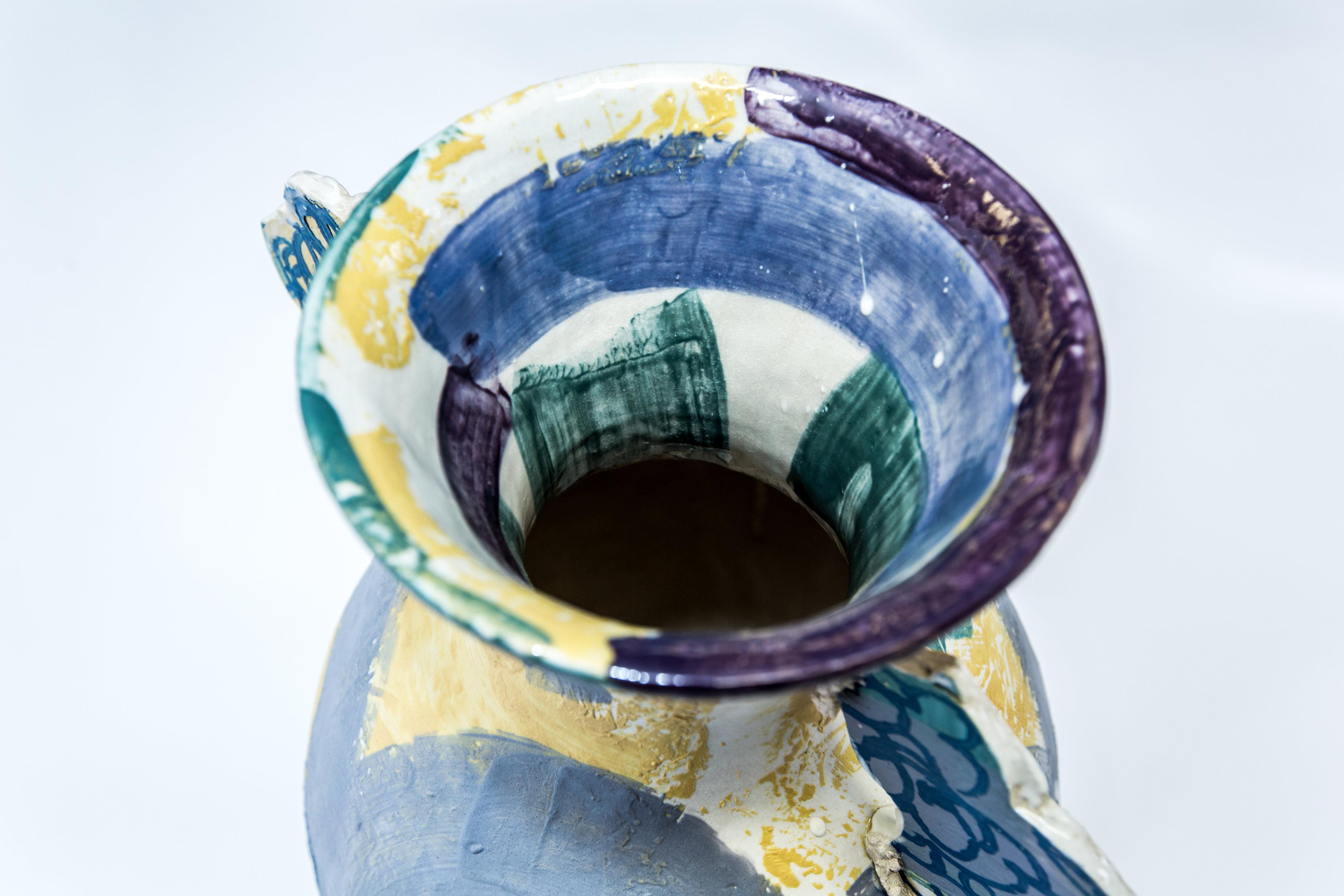 AMY HUGHES
Mittel nach Alhambra Vase 02, 2021
Vase in Spiral- und Plattenbauweise; gerillter Steinzeugkörper mit hochgebranntem Porzellan und farbigen Dekorschlickern, innen transparent glasiert.
48 x 36 cm
19 x 14 1/4 Zoll.
(AH017)

Amy Hughes ist