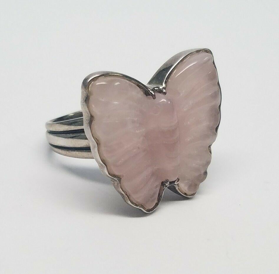 Amy Kahn Russell carved pink quartz butterfly ring. Carved butterfly shaped Pink Quartz bezel-set on tapered band.

Size 8 3/4.

Marking: 925 AKR CHINA

Butterfly measures approx. 1
