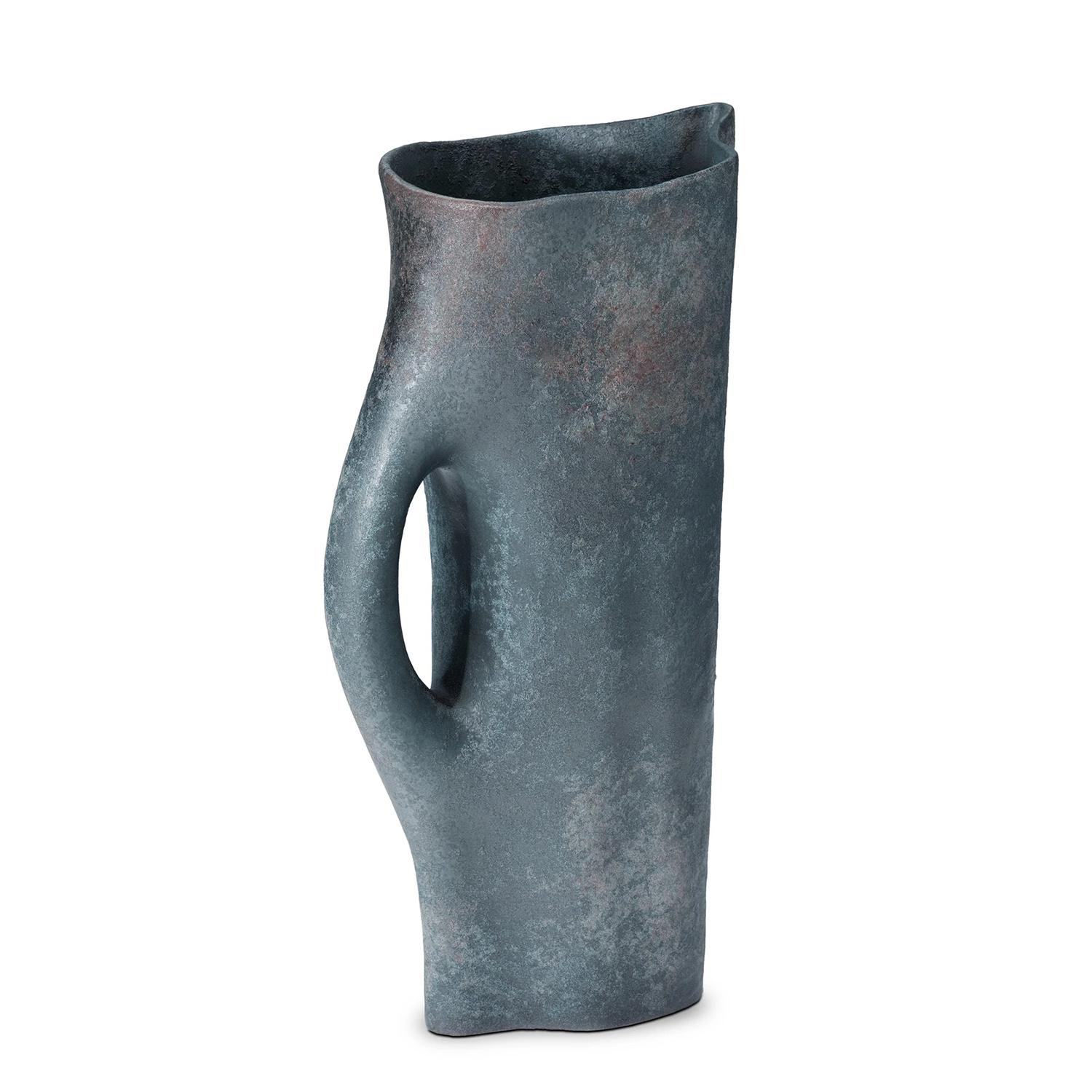 Pitcher Amy all in porcelain, hand-glazed 
and sculpted. Porcelain with a mineral 
finishing. Maximum 2 liters.
 