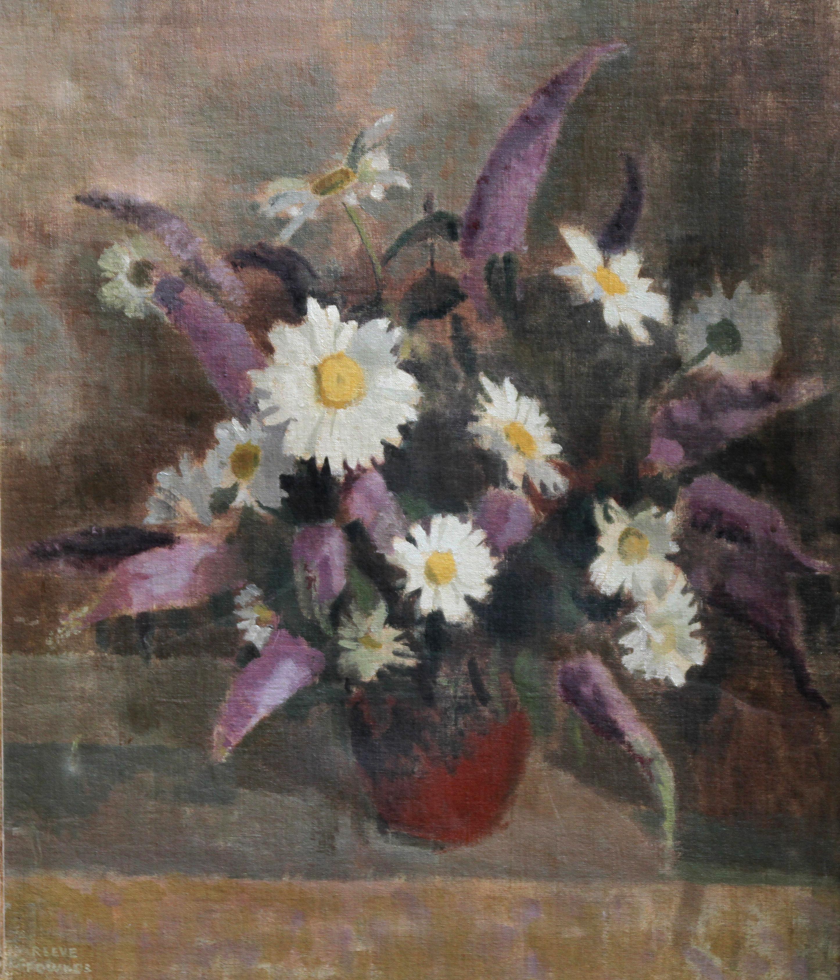 Cette belle peinture à l'huile florale est l'œuvre de l'artiste britannique Amy Constance Reeve Fowlkes qui a exposé tout au long de sa carrière. Peinte en 1940, cette huile étonnante est un arrangement audacieux de marguerites dans une palette