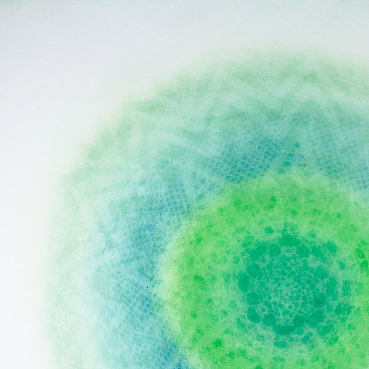 Revolution LIII - cerchio geometrico astratto tagliato a laser con pizzo blu e verde - Mixed Media Art Contemporaneo di Amy Sands