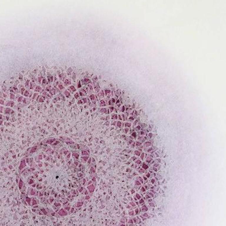Revolution XXI - stampa geometrica astratta rosa, delicata e intricata, tagliata al laser in vendita 1