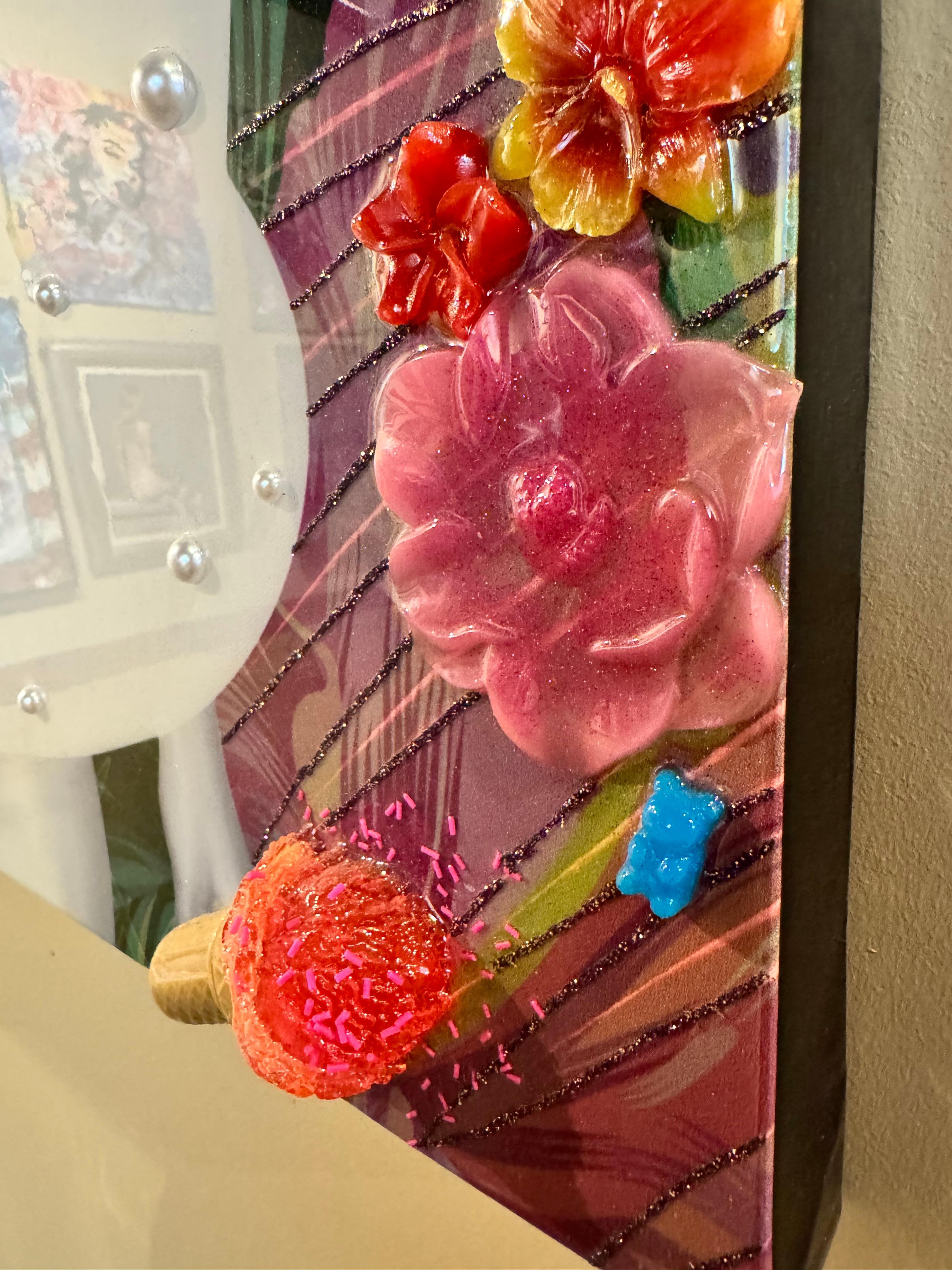 Questo quadro è in ottime condizioni ed è stato esposto solo in una galleria.  L'icona femminile di questo quadro è Ursula Andress. Il dipinto è impreziosito a mano con Jewell, glitter, giocattoli,  fiori in resina fusi a mano e altri oggetti