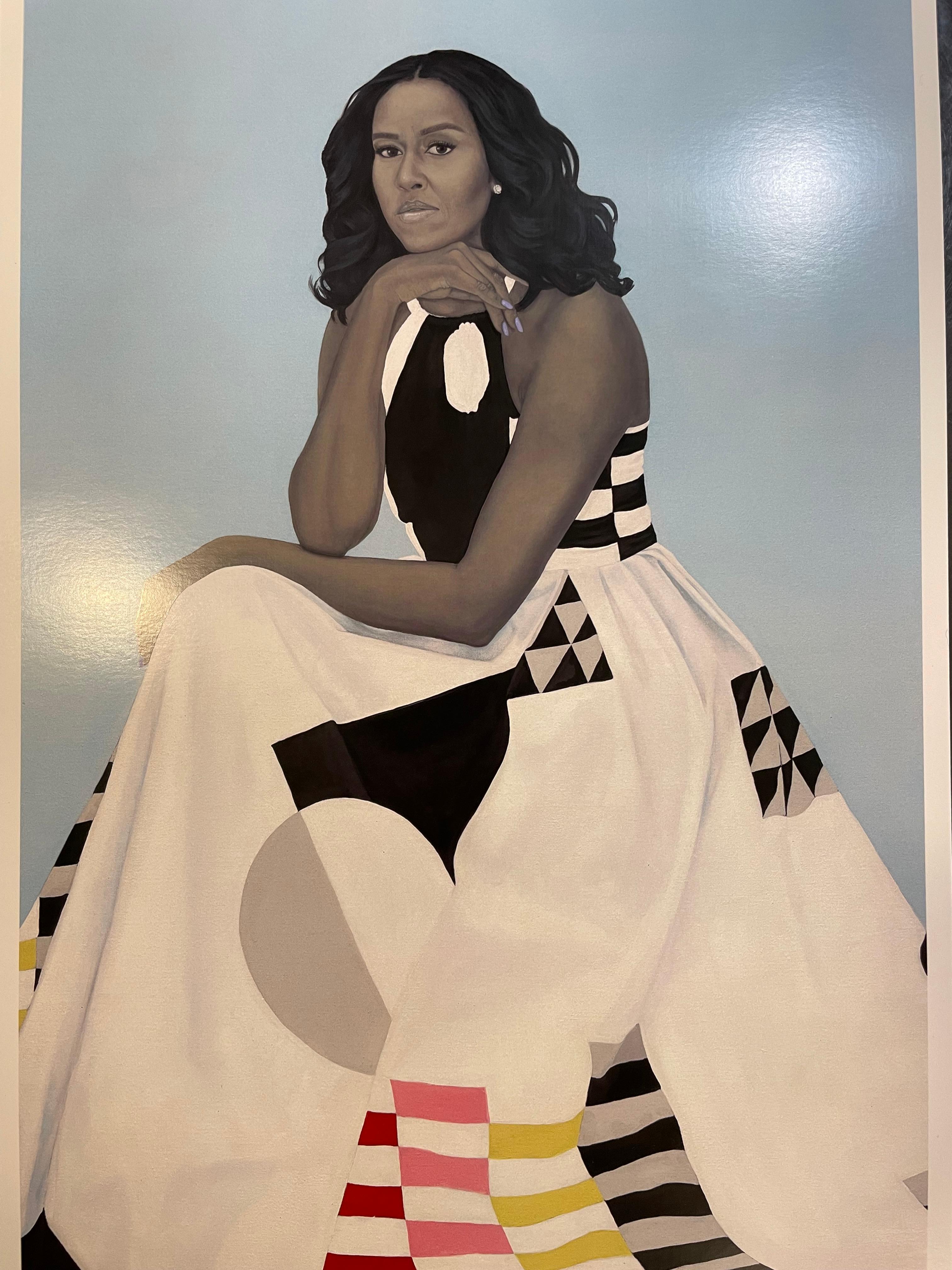 Il ritratto celebra Michelle Obama, ex first lady degli Stati Uniti e moglie del 44° presidente Barack Obama. In questo quadro elegante ed enigmatico, la donna guarda direttamente lo spettatore, con la mano sotto il mento, invitando alla