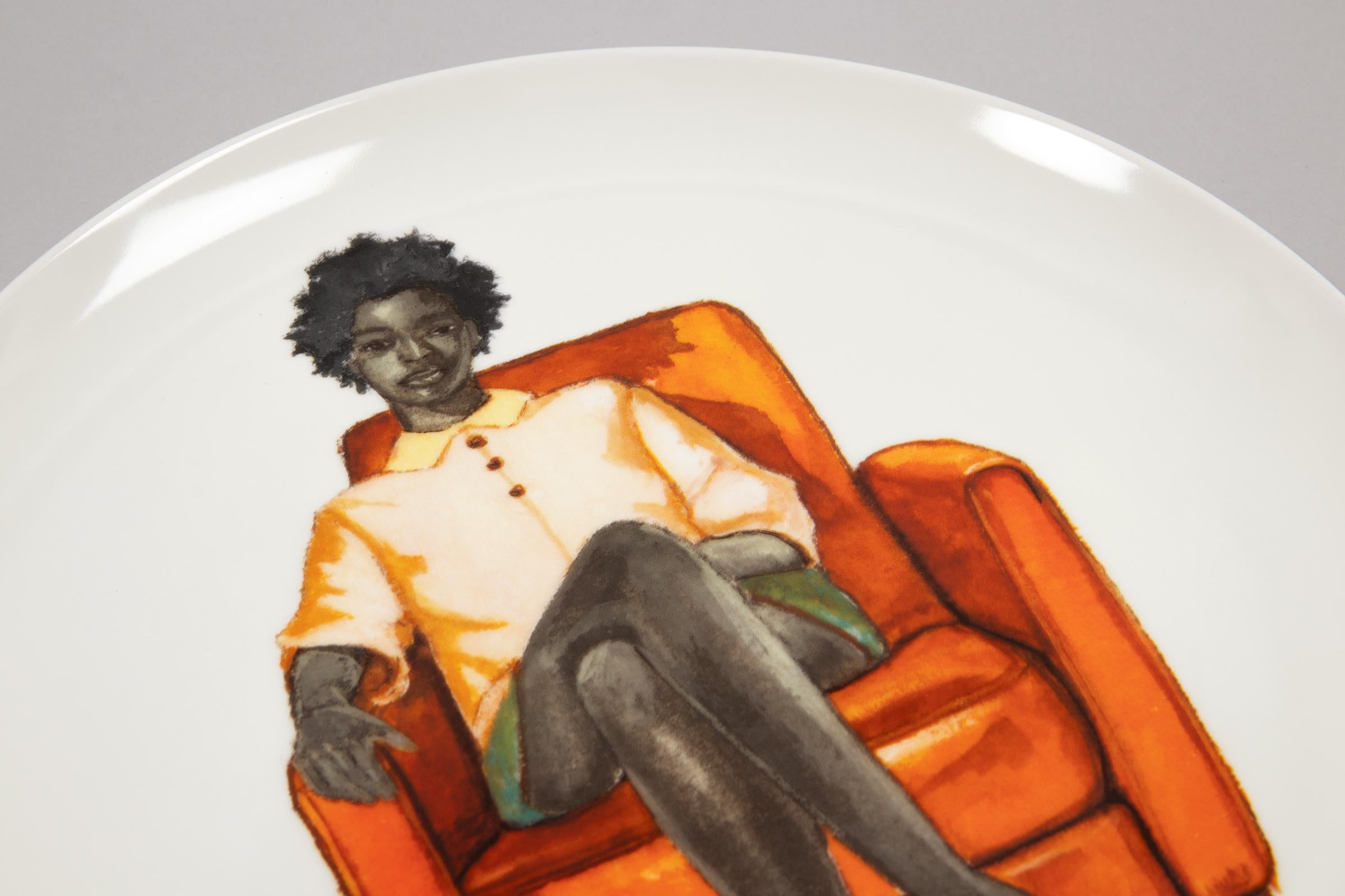 Amy Sherald (américaine, née en 1973)
Sans titre, 2023
Support : Fine bone china (porcelaine à l'os)
Dimensions : 26.7 diamètre (10 1/2 in)
Édition de 250 : non signée, non numérotée (signature imprimée et détails de l'édition au verso)
Condition :