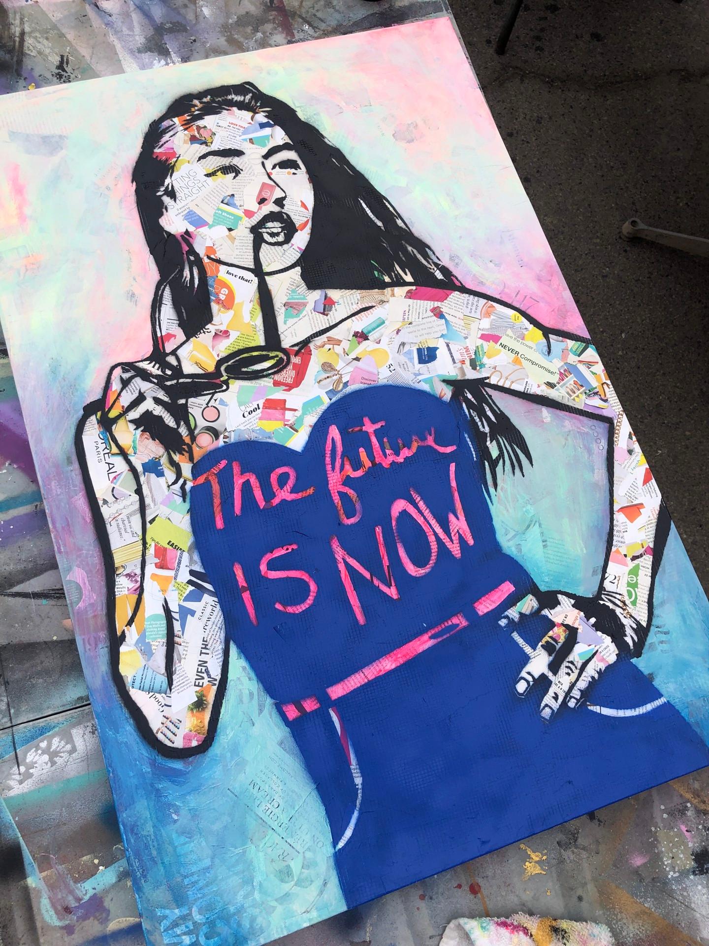 The Future is Now (Le futur est maintenant) - Portrait pop féminin contemporain - (bleu + rose + noir) - Painting de Amy Smith