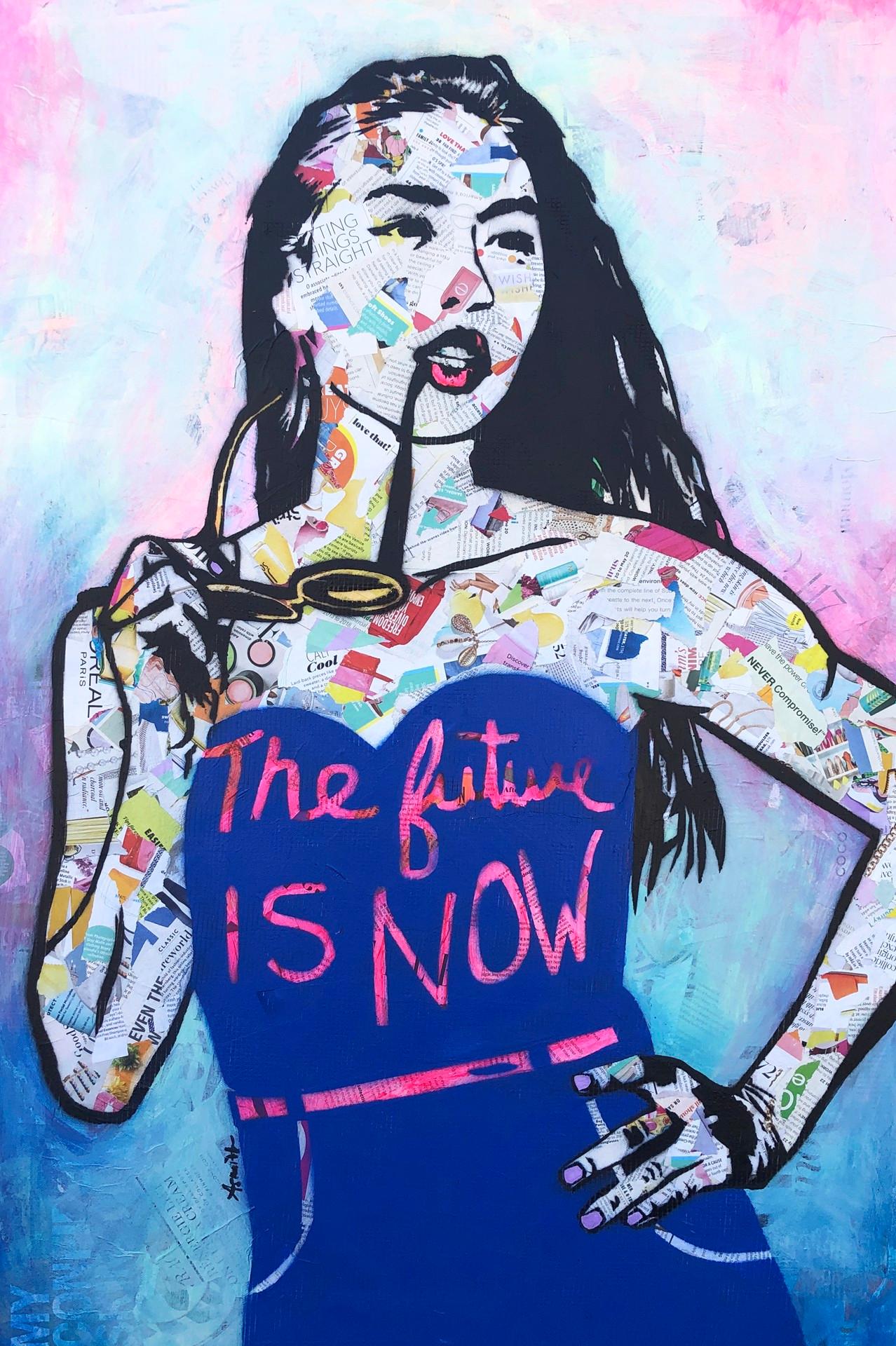 Amy Smith Portrait Painting – The Future is Now – zeitgenössisches weibliches Pop-Porträt – (Blau + Rosa + Schwarz)