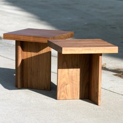 Amy Amy, Beistelltisch / Hocker aus massivem Nussbaumholz