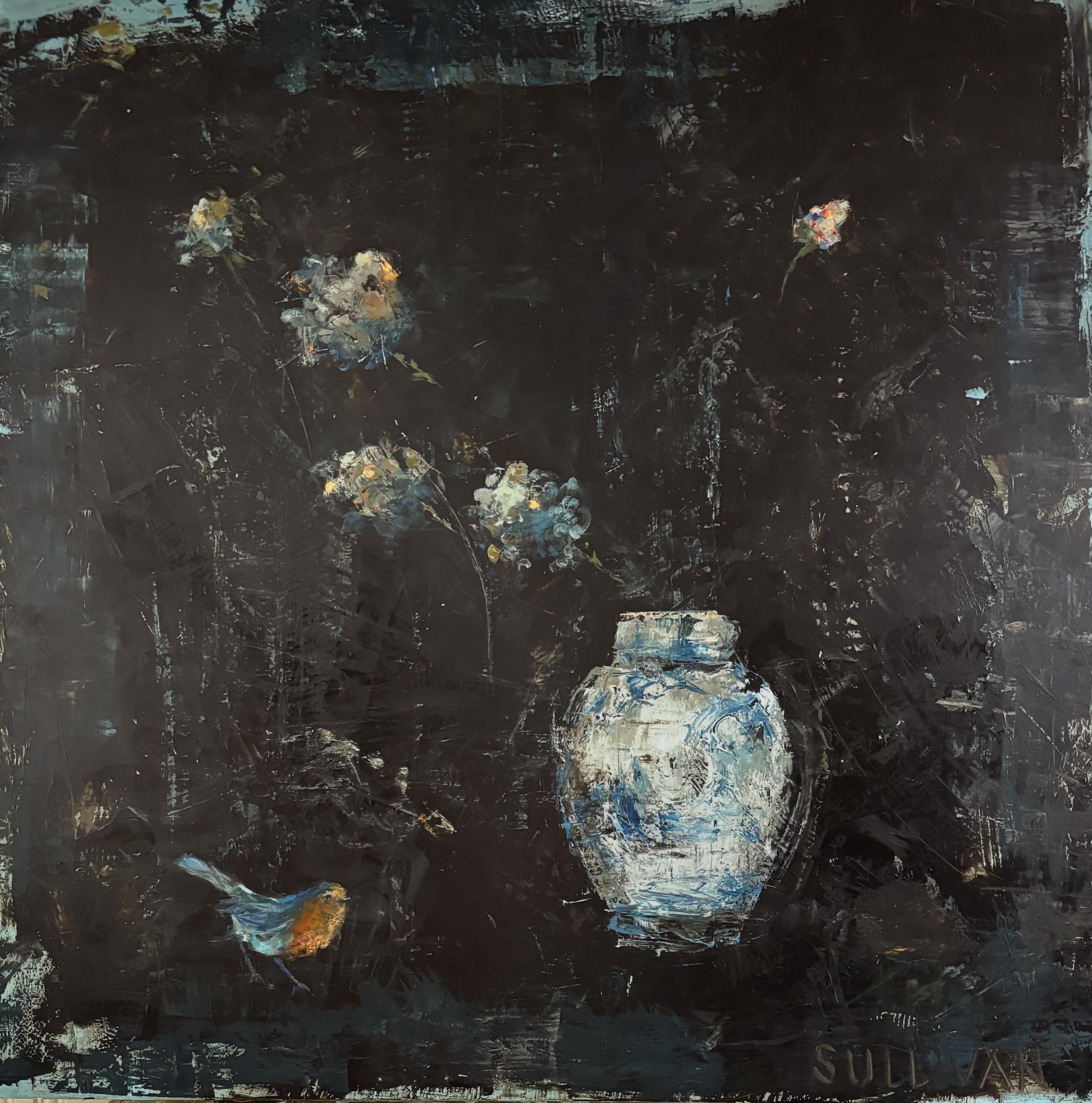 Amy Sullivans "Birdsong" ist ein fesselndes, großformatiges Gemälde, das Stillleben, Nature und Abstraktion miteinander verbindet. Vor einem reich strukturierten, stimmungsvollen schwarzen Hintergrund verankert eine leuchtende blau-weiße Vase die