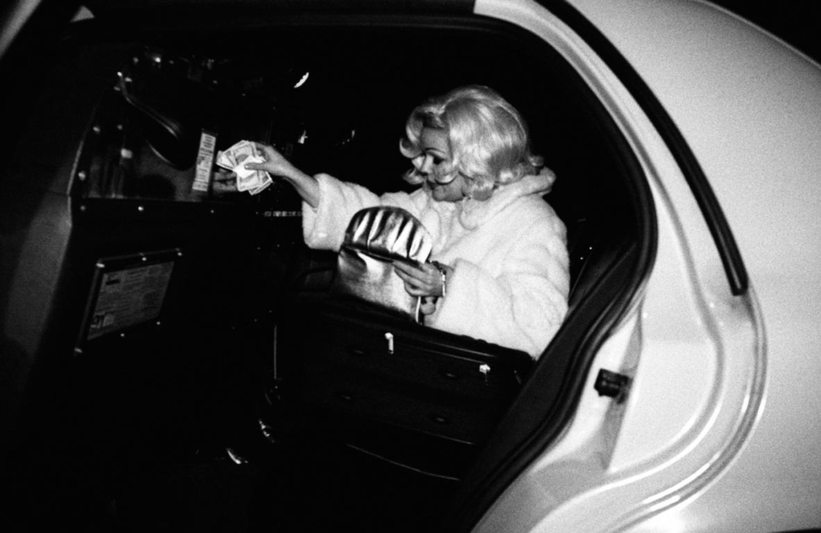 Black and White Photograph Amy Touchette - Arriving Home (arrivée à la maison)