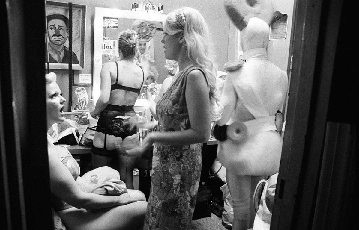 Amy Touchette Portrait Photograph – Sideshow-Schminkzimmer, Coney Island