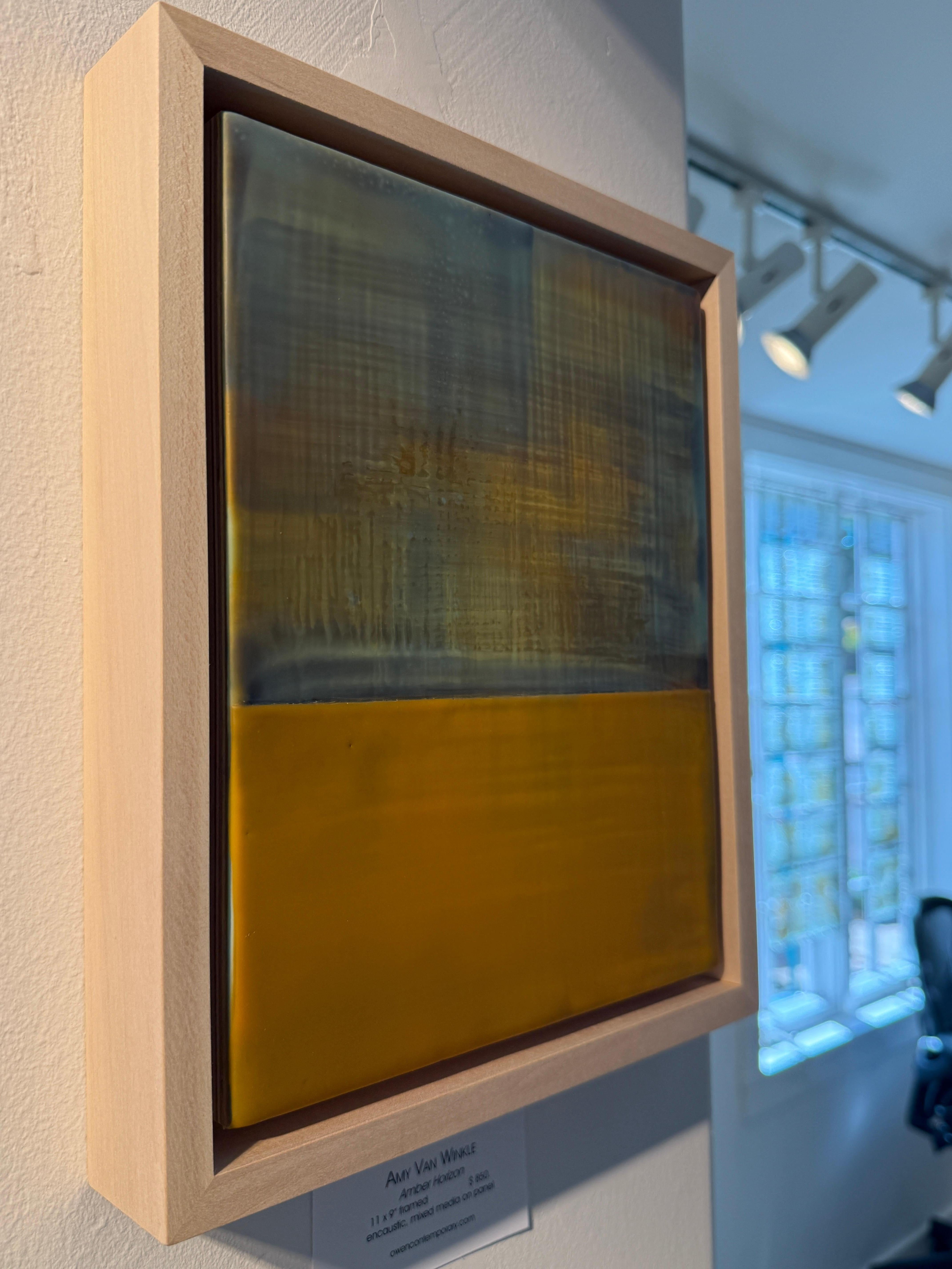 Enkaustik auf Platte.


Es ist ganz einfach: Ich mache Kunst, weil sie mich glücklich macht.  Ich versuche, nicht zu viel über den Prozess des Malens nachzudenken und mich von meiner Intuition leiten zu lassen. Ich liebe es, Schichten und Schichten