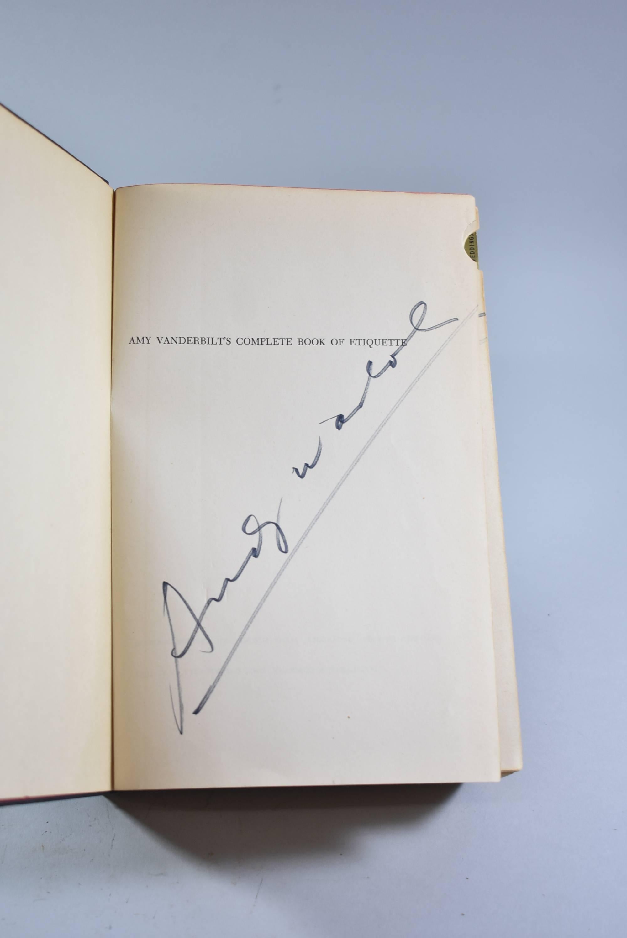 Milieu du XXe siècle Le livre complet de l'étiquette d'Amy Vanderbilt signé par Andy Warhol