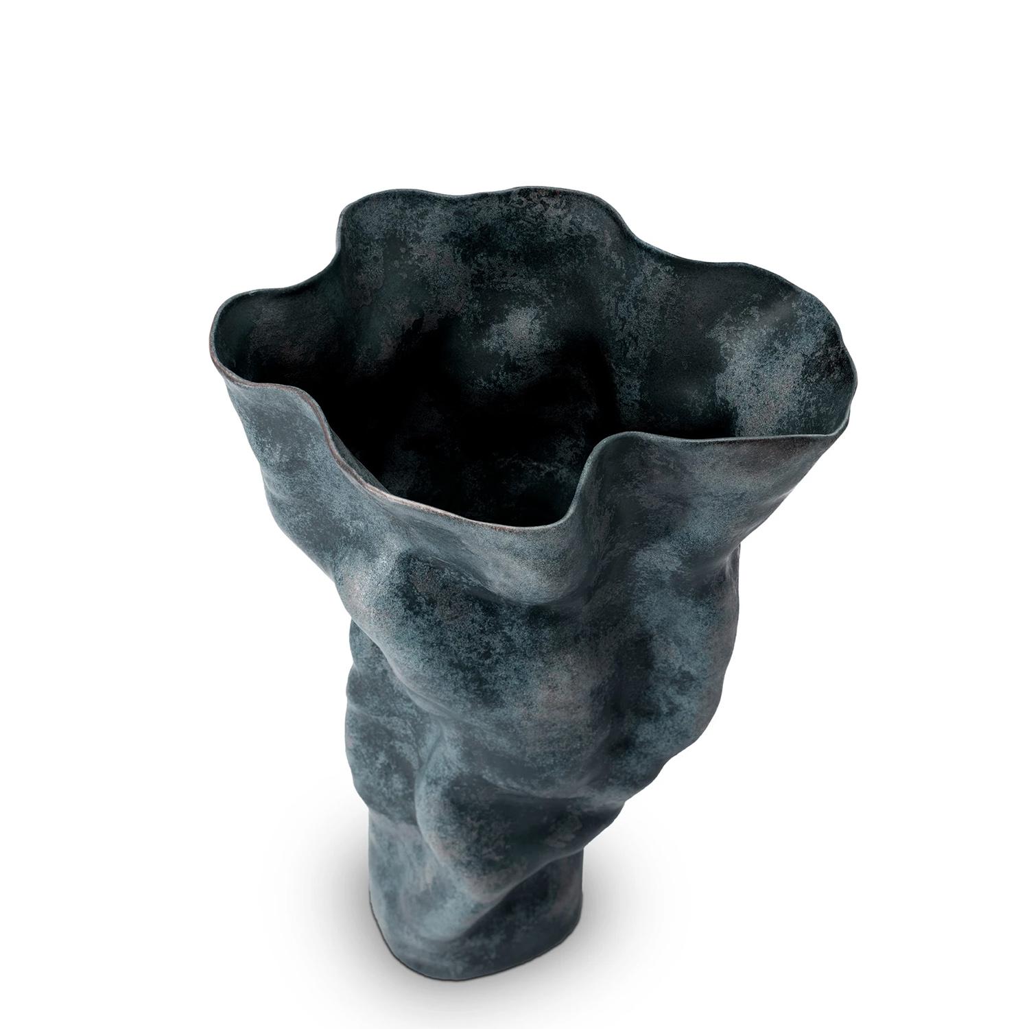 Vase Amy all in porcelain, hand-glazed 
and sculpted. Porcelain with a mineral 
finishing.
 
