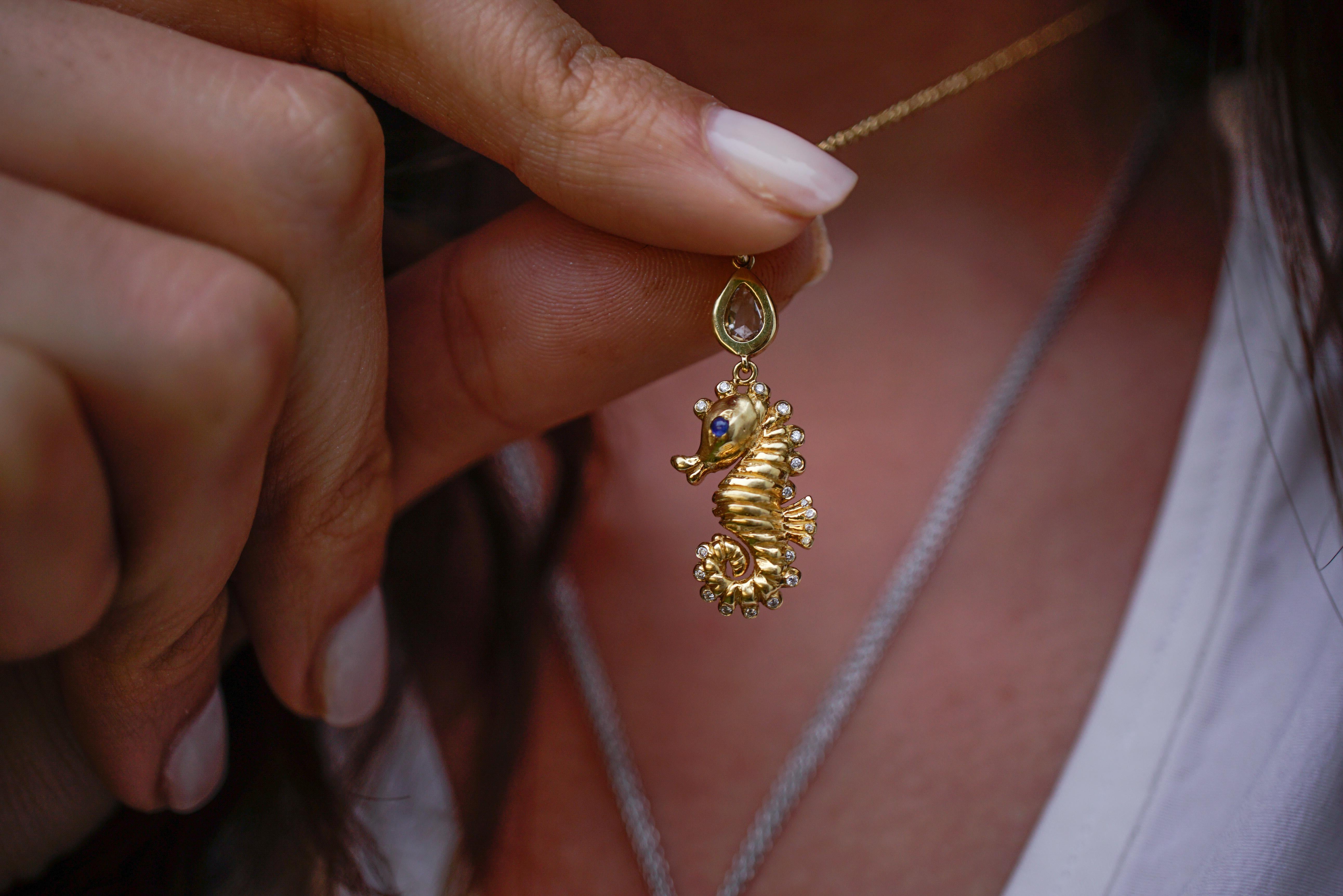 Amy Y 18 Karat and Diamond Contemporary Seahorse Pendant Necklace 'Aria' In New Condition In Santa Monica, CA