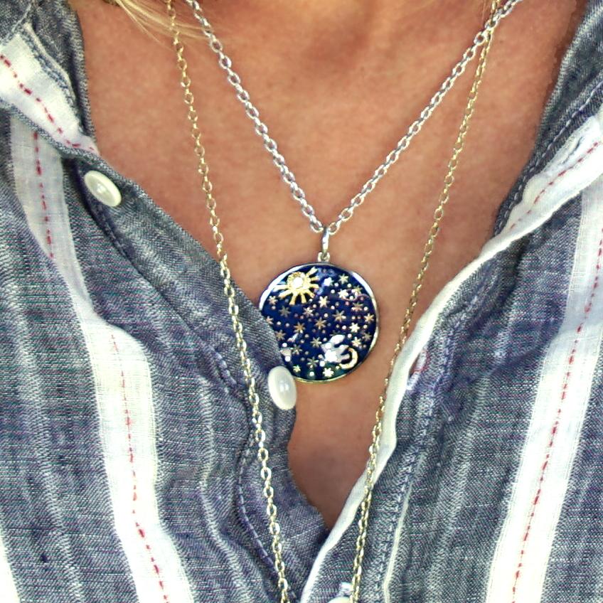 Amy Y, collier pendentif contemporain Harper en or 18 carats et émail Neuf - En vente à Santa Monica, CA
