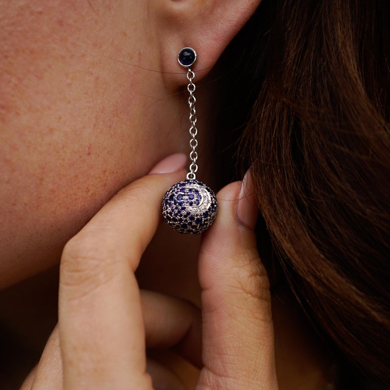 Amy Y Boucles d'oreilles contemporaines « Isaiah » en or 18 carats,  diamants et saphirs En vente sur 1stDibs