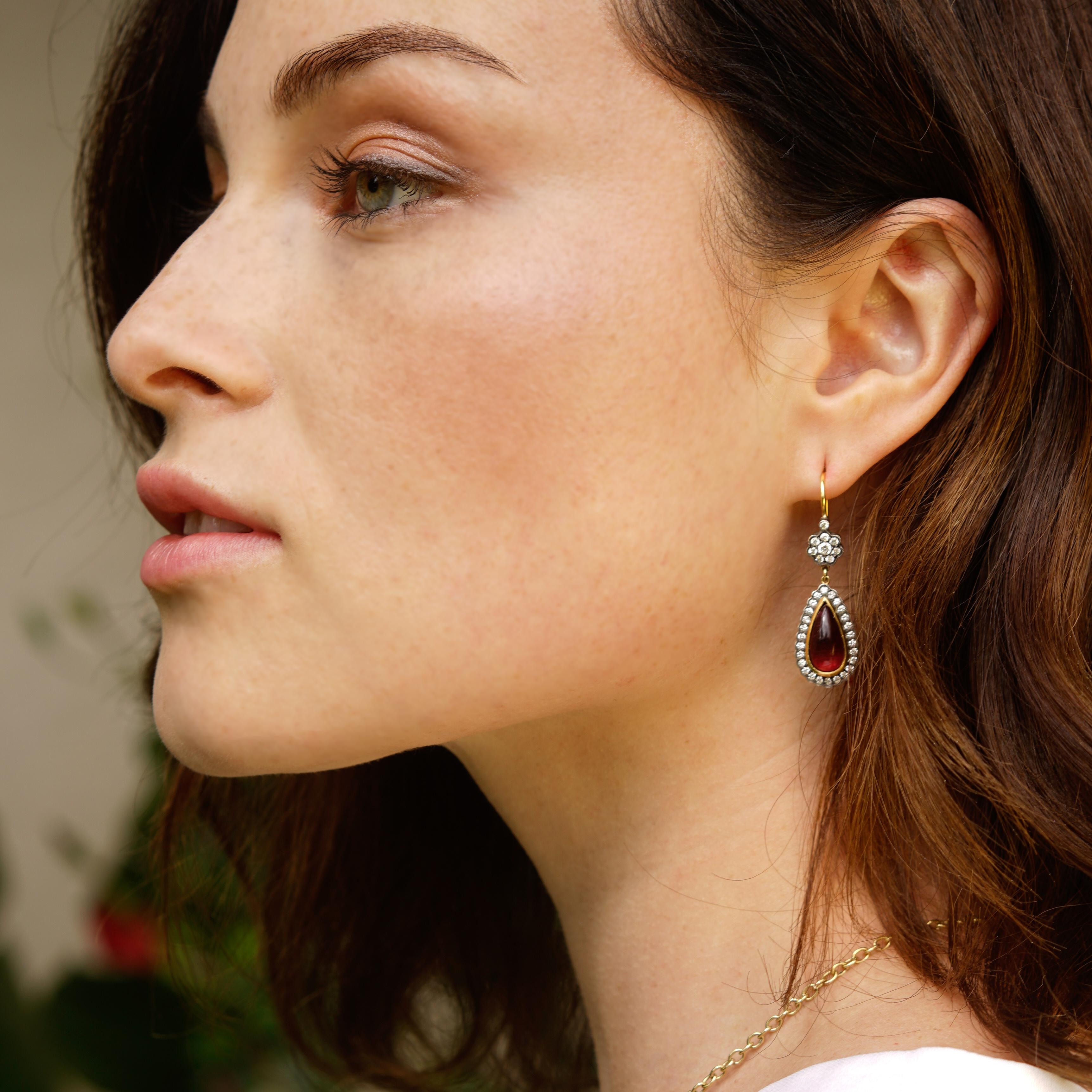 Taille poire Boucles d'oreilles contemporaines « Victoria » en or 18 carats, tourmaline et diamants en forme de fleur en vente