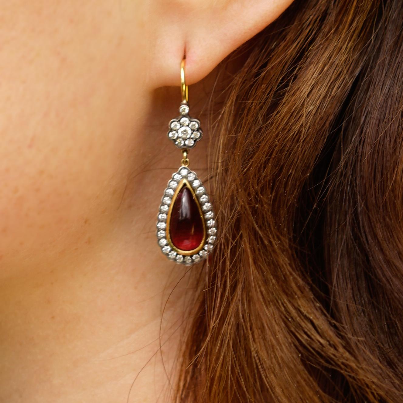 Boucles d'oreilles contemporaines « Victoria » en or 18 carats, tourmaline et diamants en forme de fleur Neuf - En vente à Santa Monica, CA