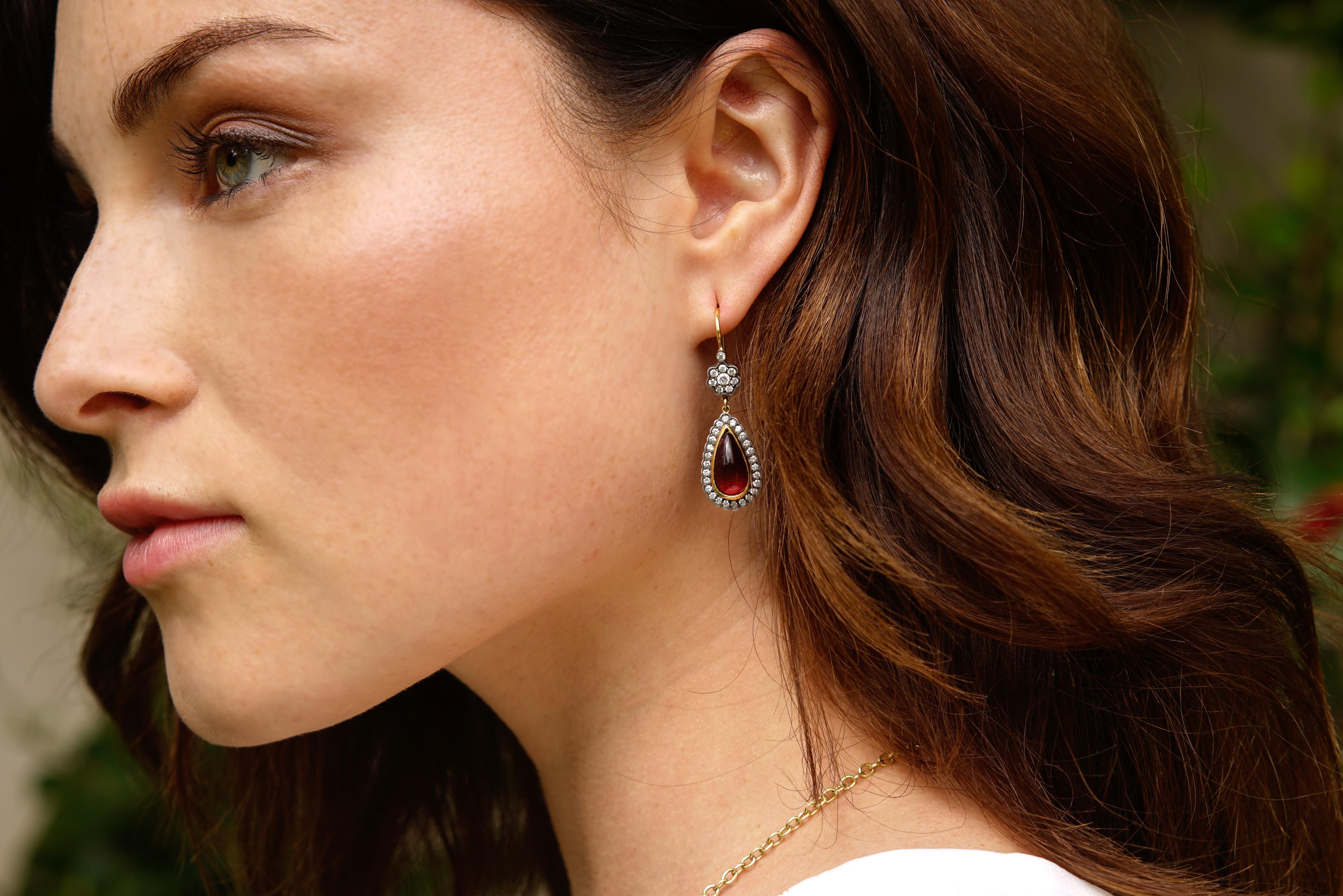 Boucles d'oreilles contemporaines « Victoria » en or 18 carats, tourmaline et diamants en forme de fleur Pour femmes en vente