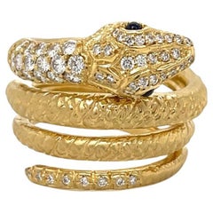 Anello Serpente Amy Y Noah in oro giallo 18k con 1,12tcw di diamanti e zaffiro cabochon