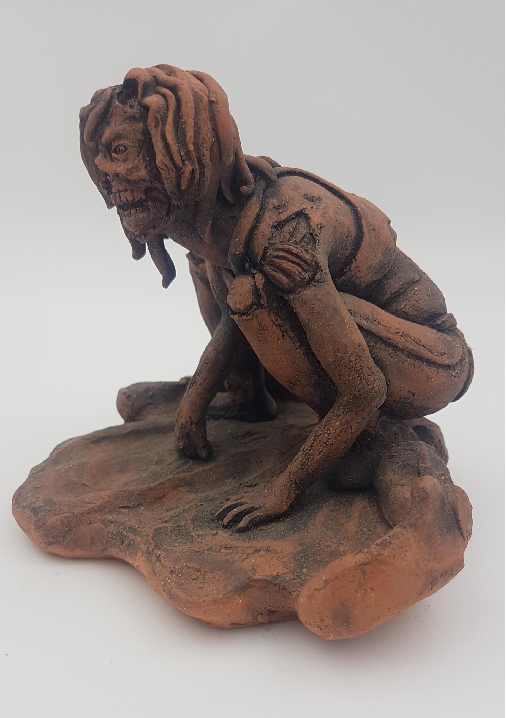 Zombi Femenino Arrodillado - Sculpture de Amy Young